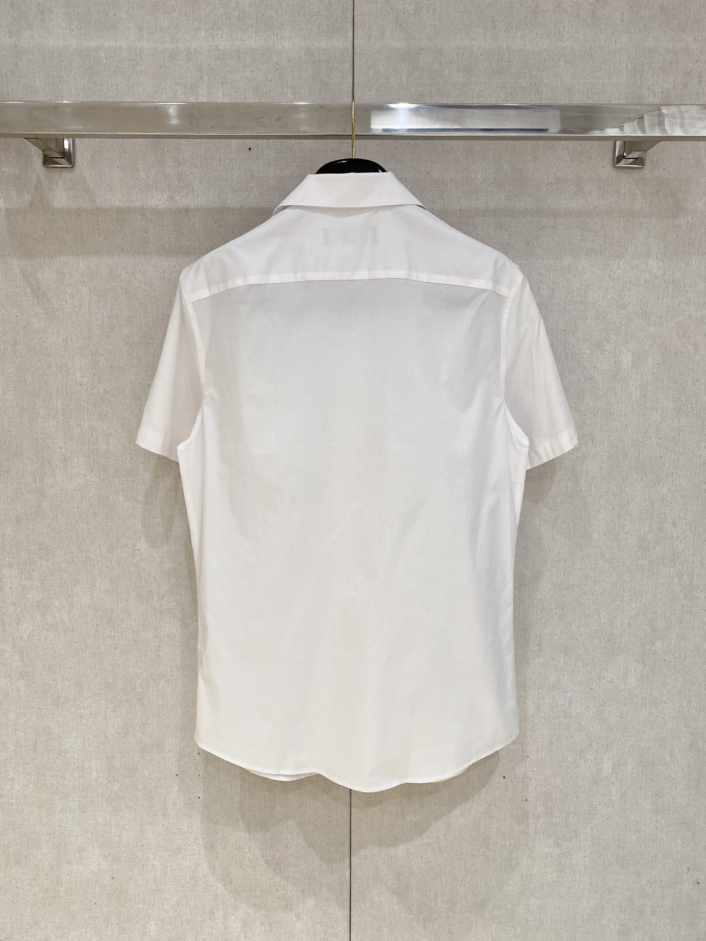 P，P轻盈雅致，短袖衬衫——25年春夏日里的温柔守候短袖衬衫，臻品定制系列的材质、精湛的工艺细节和卓越的