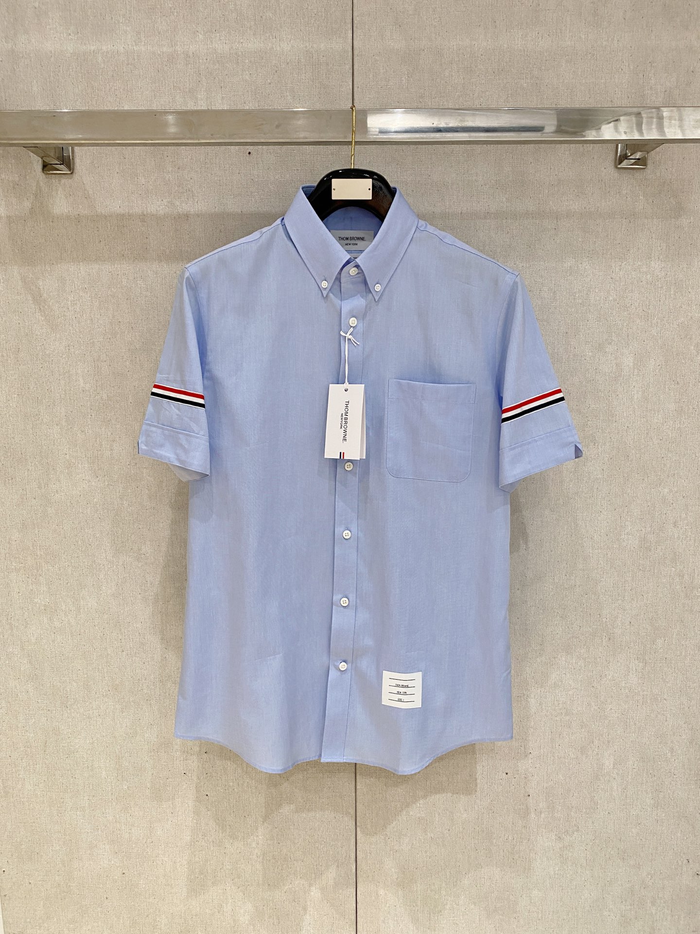 NO:428259,TB design privately customized fabric men's short-sleeved shirts, foreign-owned channel goods, pure blood quality, new spring and summer products, and classic products with word-of-mouth!  As a recognized fashion item, shirts are undoubtedly one of the most vital elements in the fashion circle. They appear very frequently, are simple and distinctive. They are a good medicine to improve vision, that is, they are intellectual and elegant, and show their taste and temperament, with various label symbols!  The fabrics and auxiliary materials are all supplied by foreign merchants. The heavy-duty long leash cotton imported from Turkey, double-strand 120 high-strand yarn, the garment process of the old Italian workshop is fixed weaving and dyeing, the texture is delicate and soft, the fabric has excellent texture comfort and skin-friendliness, full of cotton, and the experience is excellent!  It is also excellent in terms of details. It is well-stroked and has first-class tailoring. It has exclusive and sophisticated cutting technology, which conforms to rigorous ergonomic design, classic Italian button collar, which has traditional craft symbols, and gives the new season fashion vitality and fashion aesthetic value!  A style that is both solemn and harmonious, with a light and restrained and refreshing color scheme, with an elegant temperament attribute, full of high-end feel!  Invincible versatile, with extensive compatibility, the first choice for urban elite men!  Size: SMLXLXXL S wear less than 130 catties M wear less than 145 catties L wear less than 160 catties XL wear less than 175 catties XXL wear less than 1,shirts,T-shirt,alexander wang19860909TB设计私定面料男士短袖衬衫,洋行渠道货,纯正血统品质,春夏新品,口碑化经典产物！ 衬衫作为公认的时尚单品,无疑是时尚圈生命力最强的元素之一,出镜率极高,简单而个性鲜明,是改良视觉的良药,即知性儒雅又彰显品位气质,有着各种标签符号！ 面料和辅料皆为外商客供,重磅土耳其进口长绒棉,双股120高支纱线,意大利本土老牌工坊成衣工序定织定染,肌理细腻柔软,面料质感舒适度与亲肤性绝佳,棉感十足,体验感极佳！ 在细节方面亦是非常出色,走线严丝合缝,剪裁一流,拥有独家精良的裁剪技术,符合严谨的人体工程学设计,经典意式纽扣领,颇具传统工艺符号,并赋予了新一季时尚活力和时装美学价值！ 亦庄亦谐的风格,轻熟内敛且清爽的配色,自带儒雅气质属性,高级感十足！无敌的百搭,兼容性广泛,都市精英男士首选！ 尺码:SMLXLXXL S穿130斤以内 M穿145斤以内 L穿160斤以内 XL穿175斤以内 XXL穿斤以内,,shirts,T-shirt,alexander wang,Men's clothing