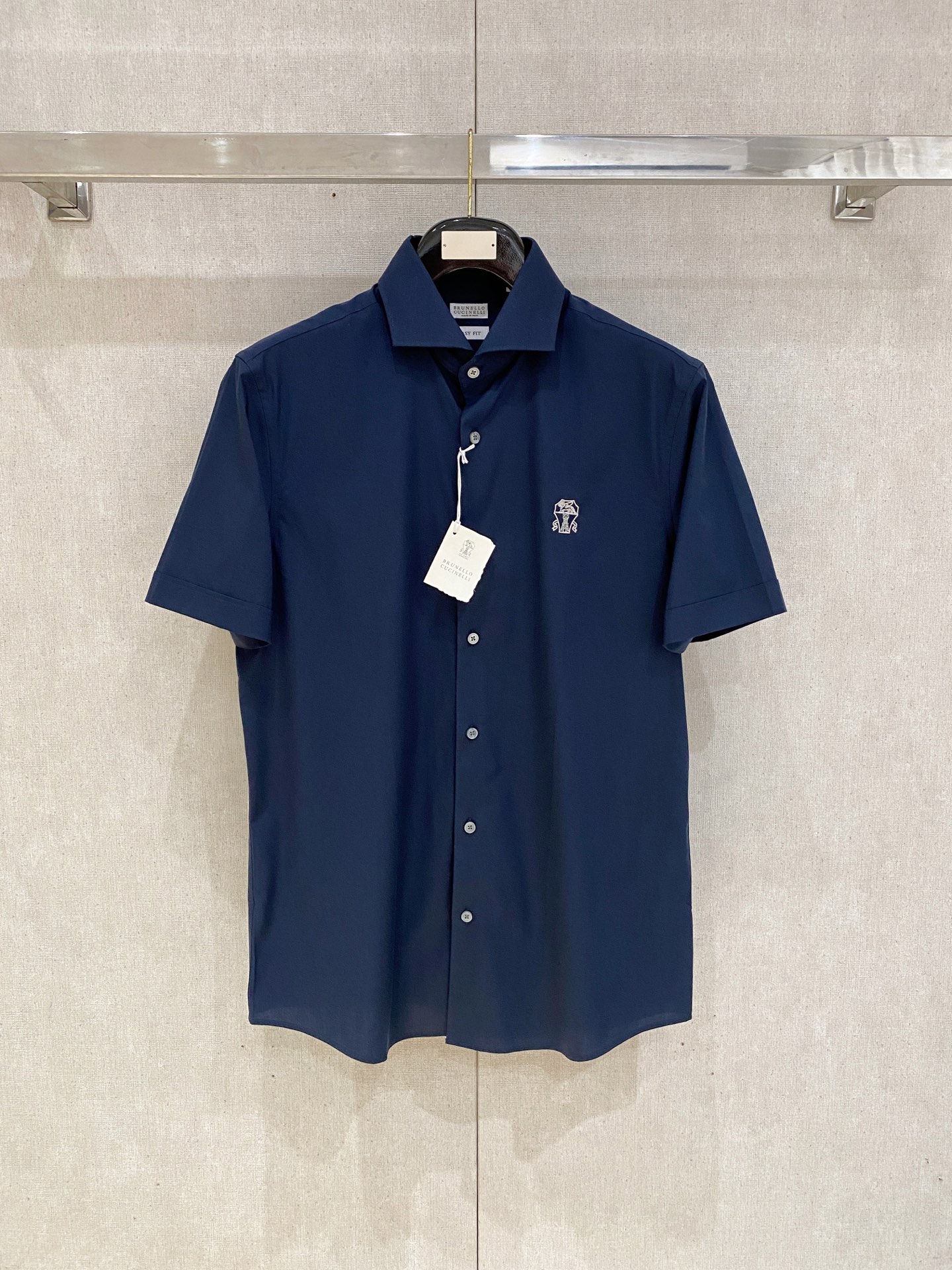 NO:428255,BC designs privately customized fabrics for men's short-sleeved shirts, foreign-owned products, pure blood quality, new spring and summer products, and classic products with word-of-mouth!  As a recognized fashion item, shirts are undoubtedly one of the most vital elements in the fashion circle. They appear very frequently, are simple and distinctive. They are a good medicine to improve vision, that is, they are intellectual and elegant, and show their taste and temperament, with various label symbols!  The fabrics and auxiliary materials are all supplied by foreign merchants. The heavy-duty long leash cotton imported from Turkey, double-strand 120 high-strand yarn, the garment process of the old Italian workshop is fixed weaving and dyeing, the texture is delicate and soft, the fabric has excellent texture comfort and skin-friendliness, full of cotton, and the experience is excellent!  It is also excellent in terms of details. It is well-stroked and has first-class tailoring. It has exclusive and sophisticated cutting technology, which conforms to rigorous ergonomic design, classic Italian button collar, which has traditional craft symbols, and gives the new season fashion vitality and fashion aesthetic value!  A style that is both solemn and harmonious, with a light and restrained and refreshing color scheme, with an elegant temperament attribute, full of high-end feel!  Invincible versatile, with extensive compatibility, the first choice for urban elite men!  Size: SMLXLXXL S wear less than 130 catties M wear less than 145 catties L wear less than 160 catties XL wear less than 175 catties XXL wear less than 1,shirts,T-shirt,alexander wang19860909BC设计私定面料男士短袖衬衫,洋行渠道货,纯正血统品质,春夏新品,口碑化经典产物！ 衬衫作为公认的时尚单品,无疑是时尚圈生命力最强的元素之一,出镜率极高,简单而个性鲜明,是改良视觉的良药,即知性儒雅又彰显品位气质,有着各种标签符号！ 面料和辅料皆为外商客供,重磅土耳其进口长绒棉,双股120高支纱线,意大利本土老牌工坊成衣工序定织定染,肌理细腻柔软,面料质感舒适度与亲肤性绝佳,棉感十足,体验感极佳！ 在细节方面亦是非常出色,走线严丝合缝,剪裁一流,拥有独家精良的裁剪技术,符合严谨的人体工程学设计,经典意式纽扣领,颇具传统工艺符号,并赋予了新一季时尚活力和时装美学价值！ 亦庄亦谐的风格,轻熟内敛且清爽的配色,自带儒雅气质属性,高级感十足！无敌的百搭,兼容性广泛,都市精英男士首选！ 尺码:SMLXLXXL S穿130斤以内 M穿145斤以内 L穿160斤以内 XL穿175斤以内 XXL穿斤以内,,shirts,T-shirt,alexander wang,Men's clothing