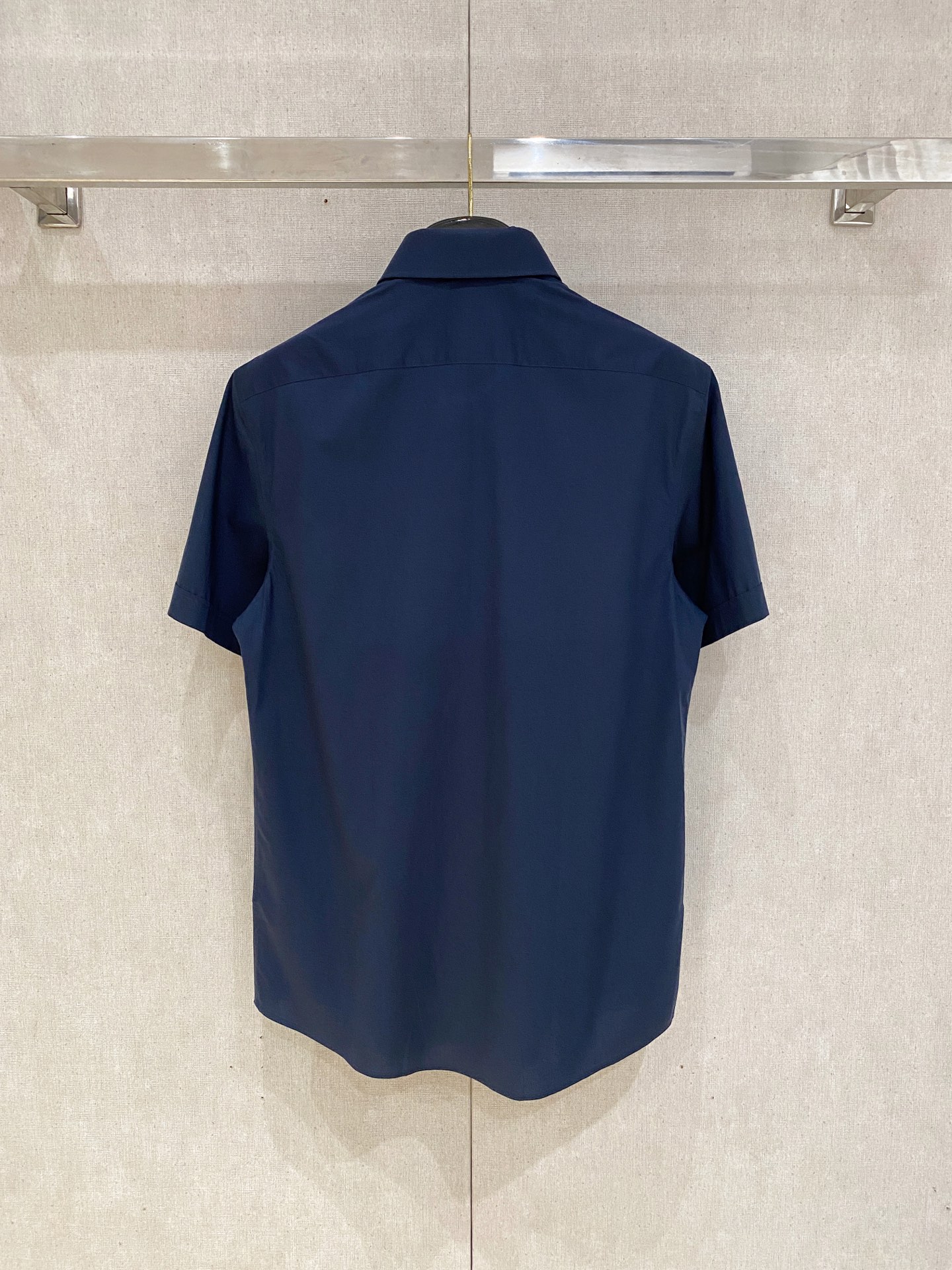 P，P轻盈雅致，短袖衬衫——25年春夏日里的温柔守候短袖衬衫，臻品定制系列的材质、精湛的工艺细节和卓越的