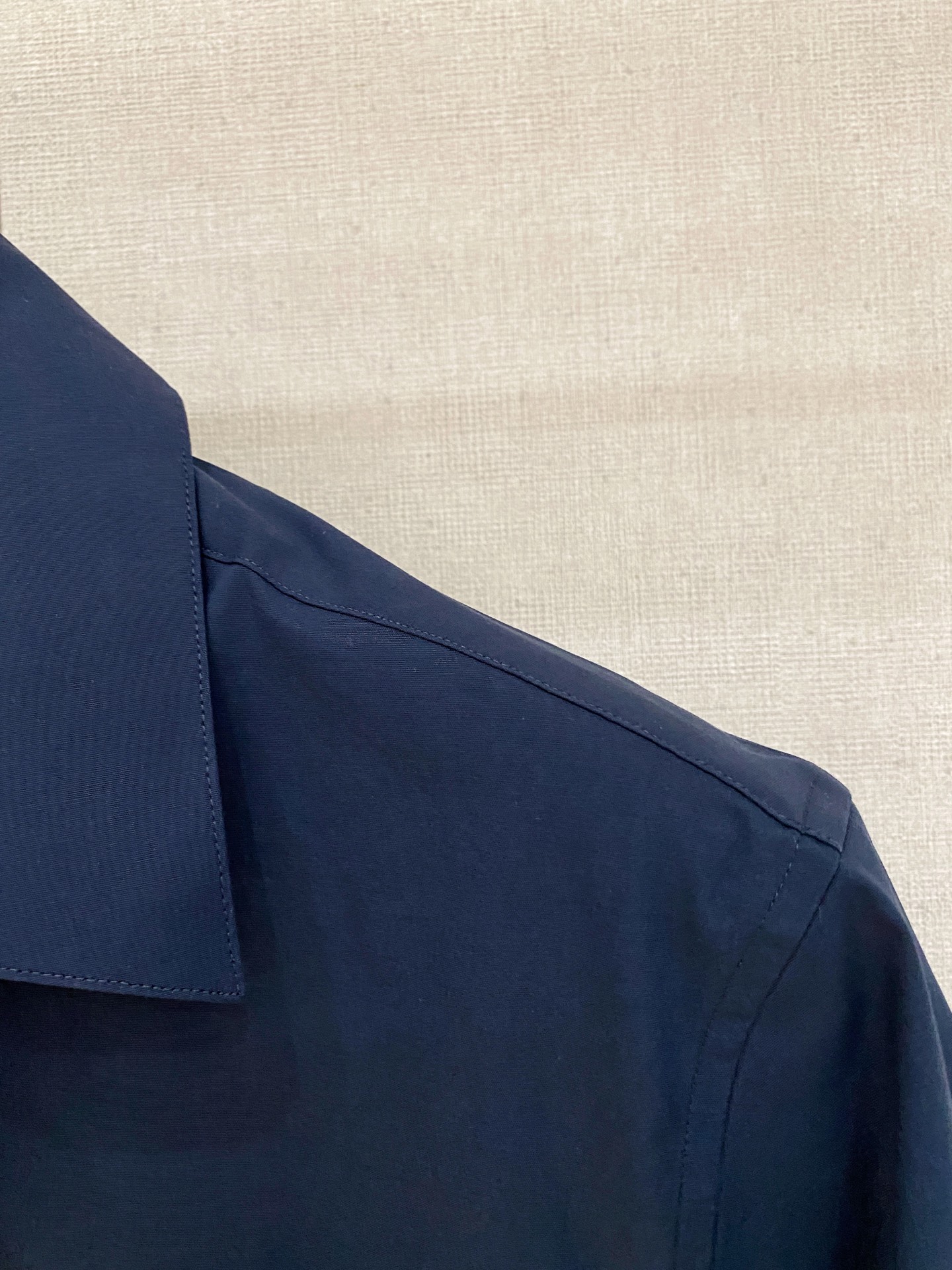 P，P轻盈雅致，短袖衬衫——25年春夏日里的温柔守候短袖衬衫，臻品定制系列的材质、精湛的工艺细节和卓越的