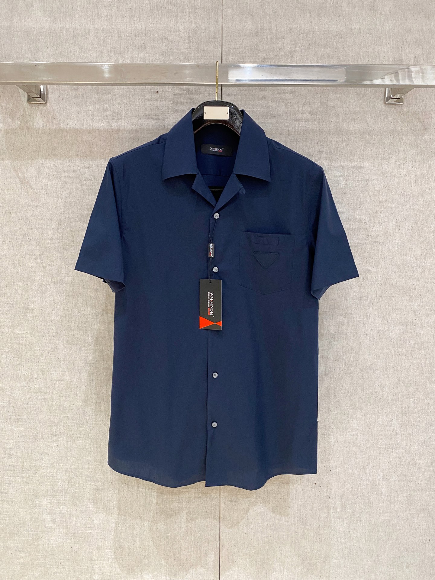 NO:428251,Pd design private fabric for men's short-sleeved shirts, foreign business channels, pure blood quality, new spring and summer products, and classic products with word of mouth!  As a recognized fashion item, shirts are undoubtedly one of the most vital elements in the fashion circle. They appear very frequently, are simple and distinctive. They are a good medicine to improve vision, that is, they are intellectual and elegant, and show their taste and temperament, with various label symbols!  The fabrics and auxiliary materials are all supplied by foreign merchants. The heavy-duty long leash cotton imported from Turkey, double-strand 120 high-strand yarn, the garment process of the old Italian workshop is fixed weaving and dyeing, the texture is delicate and soft, the fabric has excellent texture comfort and skin-friendliness, full of cotton, and the experience is excellent!  It is also excellent in terms of details. It is well-stroked and has first-class tailoring. It has exclusive and sophisticated cutting technology, which conforms to rigorous ergonomic design, classic Italian button collar, which has traditional craft symbols, and gives the new season fashion vitality and fashion aesthetic value!  A style that is both solemn and harmonious, with a light and restrained and refreshing color scheme, with an elegant temperament attribute, full of high-end feel!  Invincible versatile, with extensive compatibility, the first choice for urban elite men!  Size: SMLXLXXL S wear less than 130 catties M wear less than 145 catties L wear less than 160 catties XL wear less than 175 catties XXL wear less than 1,shirts,T-shirt,alexander wang19860909Pd设计私定面料男士短袖衬衫,洋行渠道货,纯正血统品质,春夏新品,口碑化经典产物！ 衬衫作为公认的时尚单品,无疑是时尚圈生命力最强的元素之一,出镜率极高,简单而个性鲜明,是改良视觉的良药,即知性儒雅又彰显品位气质,有着各种标签符号！ 面料和辅料皆为外商客供,重磅土耳其进口长绒棉,双股120高支纱线,意大利本土老牌工坊成衣工序定织定染,肌理细腻柔软,面料质感舒适度与亲肤性绝佳,棉感十足,体验感极佳！ 在细节方面亦是非常出色,走线严丝合缝,剪裁一流,拥有独家精良的裁剪技术,符合严谨的人体工程学设计,经典意式纽扣领,颇具传统工艺符号,并赋予了新一季时尚活力和时装美学价值！ 亦庄亦谐的风格,轻熟内敛且清爽的配色,自带儒雅气质属性,高级感十足！无敌的百搭,兼容性广泛,都市精英男士首选！ 尺码:SMLXLXXL S穿130斤以内 M穿145斤以内 L穿160斤以内 XL穿175斤以内 XXL穿斤以内,,shirts,T-shirt,alexander wang,Men's clothing