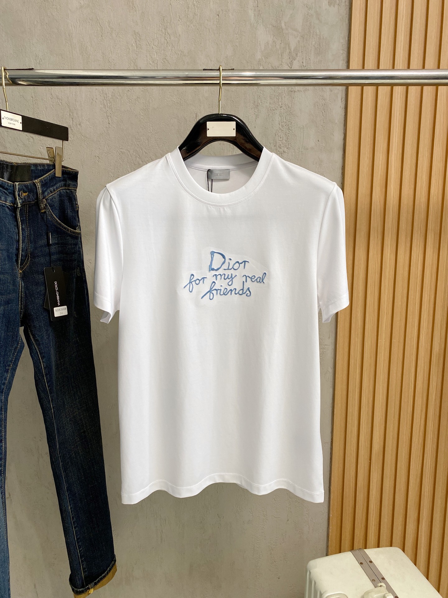 NO:454849,Dior 2025 spring and summer new model first launch counter latest round neck short sleeves, high-end customization, avant-garde and fashionable design!  Brand logo heavy craft design, high-end customized 100 double-sided mercerated cotton fabric, soft feel, comfortable to wear, exquisite counter-level car line, fine workmanship, invincible and handsome upper body effect!  A must-have item for handsome men!  Code number M-3xL, dior, T-shirt, alexander wang19860909迪奥 2025春夏新款首发专柜最新款圆领短袖 高端订制 设计前卫时尚！品牌logo重工艺设计 高端定制100支双面丝光棉面料.手感柔软.穿着舒适.专柜级别精致车线.做工精细.上身效果无敌帅气！型男必备单品！码数M-3xL,,dior,T-shirt,alexander wang,Men's clothing