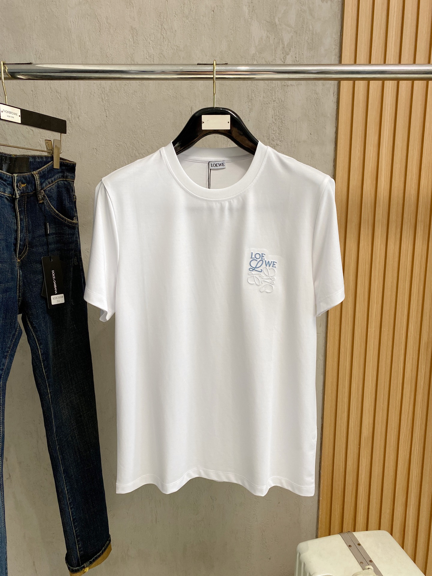 NO:454844,Luo Yiwei's new spring and summer new model in the first counter has the latest round neck short sleeves, high-end customization, avant-garde and fashionable design!  Brand logo heavy craft design, high-end customized 100 double-sided mercerated cotton fabric, soft feel, comfortable to wear, exquisite counter-level car line, fine workmanship, invincible and handsome upper body effect!  A must-have item for handsome men!  Code number M-3xL, loewe, T-shirt, alexander wang19860909罗意威 2025春夏新款首发专柜最新款圆领短袖 高端订制 设计前卫时尚！品牌logo重工艺设计 高端定制100支双面丝光棉面料.手感柔软.穿着舒适.专柜级别精致车线.做工精细.上身效果无敌帅气！型男必备单品！码数M-3xL,,loewe,T-shirt,alexander wang,Men's clothing