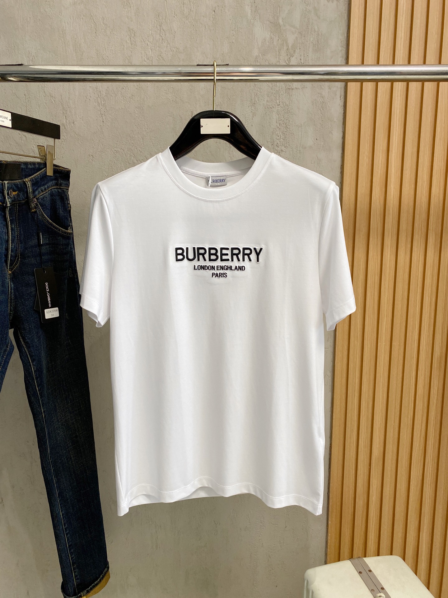 NO:454833,Burberry's new spring and summer new model in the first counter with the latest round neck short sleeves, high-end customization, avant-garde and fashionable design!  Brand logo heavy craft design, high-end customized 100 double-sided mercerated cotton fabric, soft feel, comfortable to wear, exquisite counter-level car line, fine workmanship, invincible and handsome upper body effect!  A must-have item for handsome men!  Code number M-3xL, burberry, T-shirt, alexander wang19860909巴宝莉 2025春夏新款首发专柜最新款圆领短袖 高端订制 设计前卫时尚！品牌logo重工艺设计 高端定制100支双面丝光棉面料.手感柔软.穿着舒适.专柜级别精致车线.做工精细.上身效果无敌帅气！型男必备单品！码数M-3xL,,burberry,T-shirt,alexander wang,Men's clothing