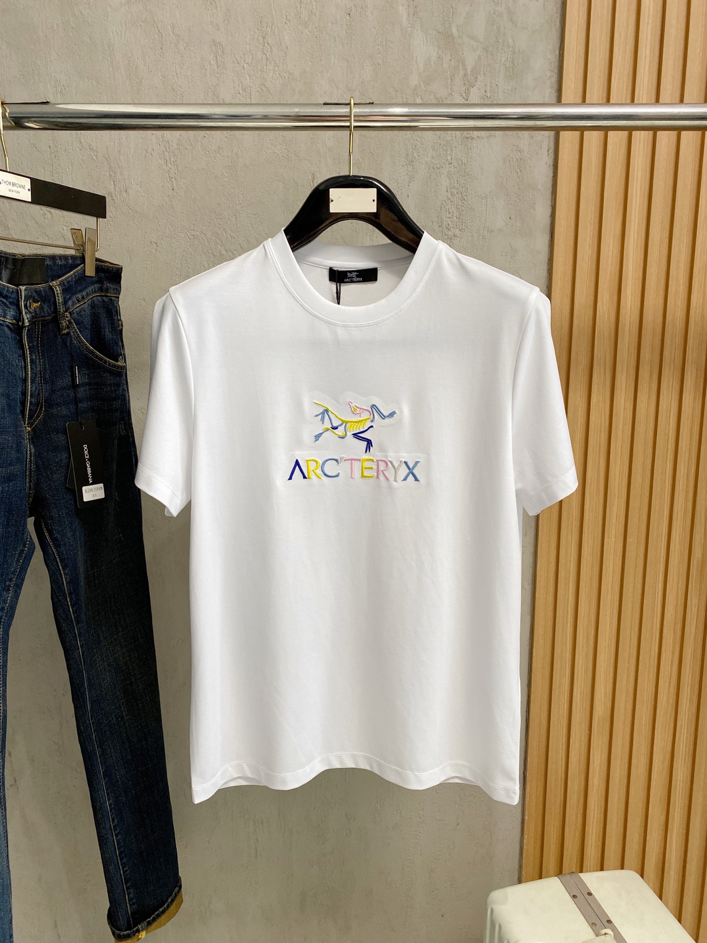 NO:454856,Archaeopteryx 2025 spring and summer new model first launch counter latest round neck short sleeves, high-end customization, avant-garde and fashionable design!  Brand logo heavy craft design, high-end customized 100 double-sided mercerated cotton fabric, soft feel, comfortable to wear, exquisite counter-level car line, fine workmanship, invincible and handsome upper body effect!  A must-have item for handsome men!  Code number M-3xL, arc'teryx, T-shirt, alexander wang19860909始祖鸟 2025春夏新款首发专柜最新款圆领短袖 高端订制 设计前卫时尚！品牌logo重工艺设计 高端定制100支双面丝光棉面料.手感柔软.穿着舒适.专柜级别精致车线.做工精细.上身效果无敌帅气！型男必备单品！码数M-3xL,arc'teryx,T-shirt,alexander wang,Men's clothing