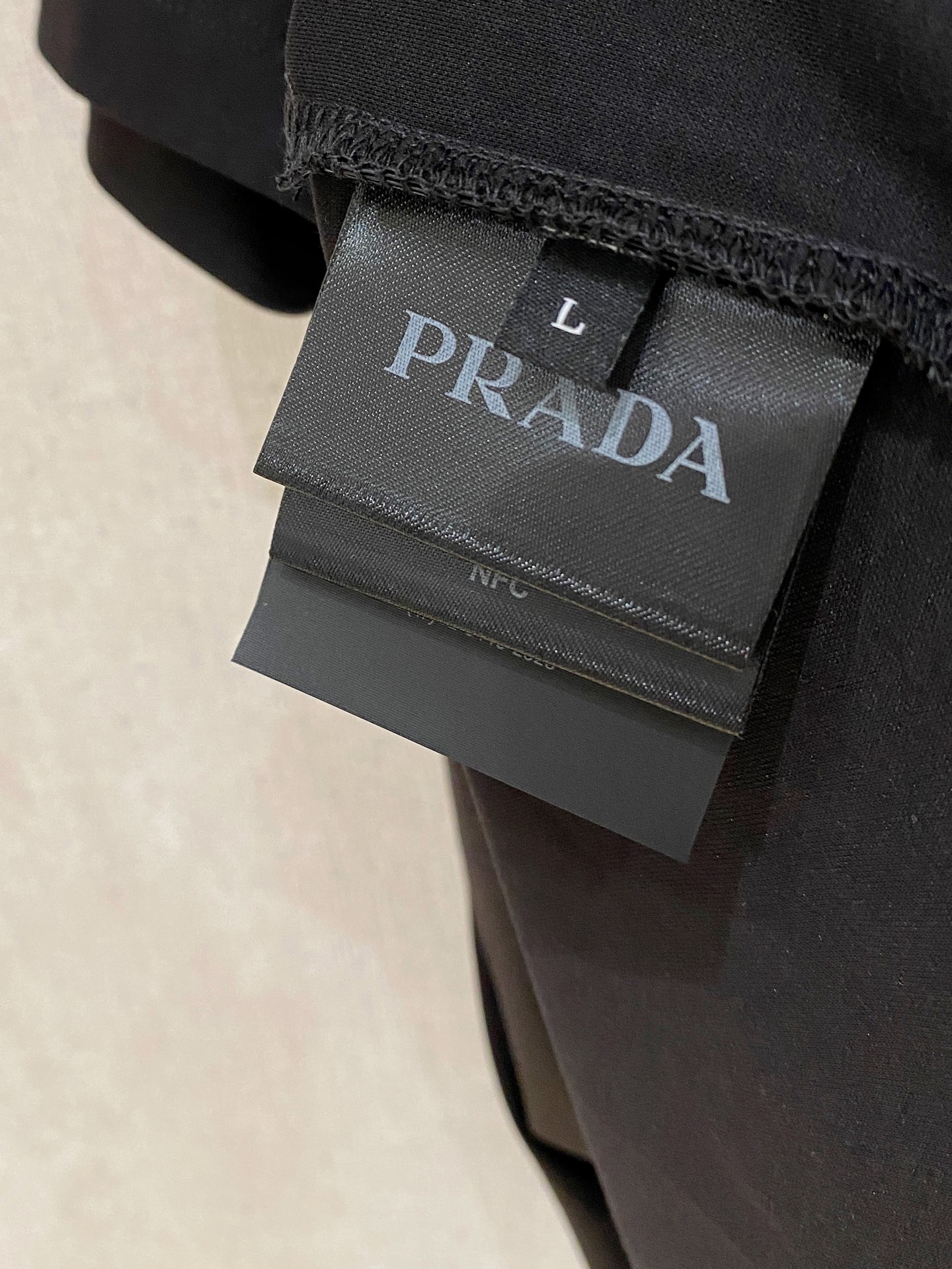  普拉达 2025春夏新款首发专柜最新款圆领短袖 高端订制 设计前卫时尚！品牌logo重工艺设计 高端定