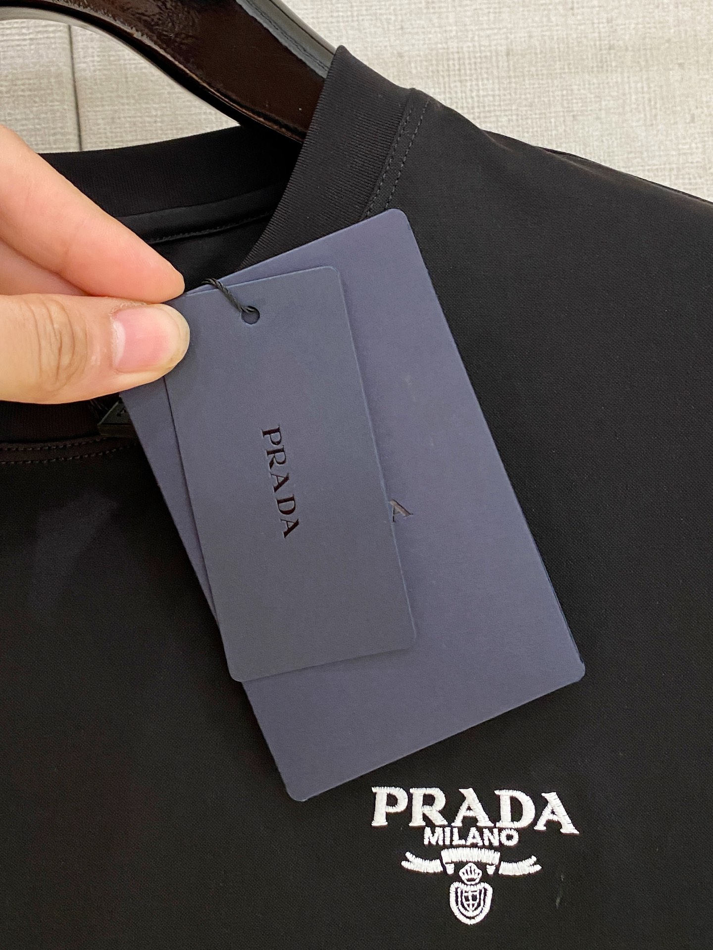  普拉达 2025春夏新款首发专柜最新款圆领短袖 高端订制 设计前卫时尚！品牌logo重工艺设计 高端定