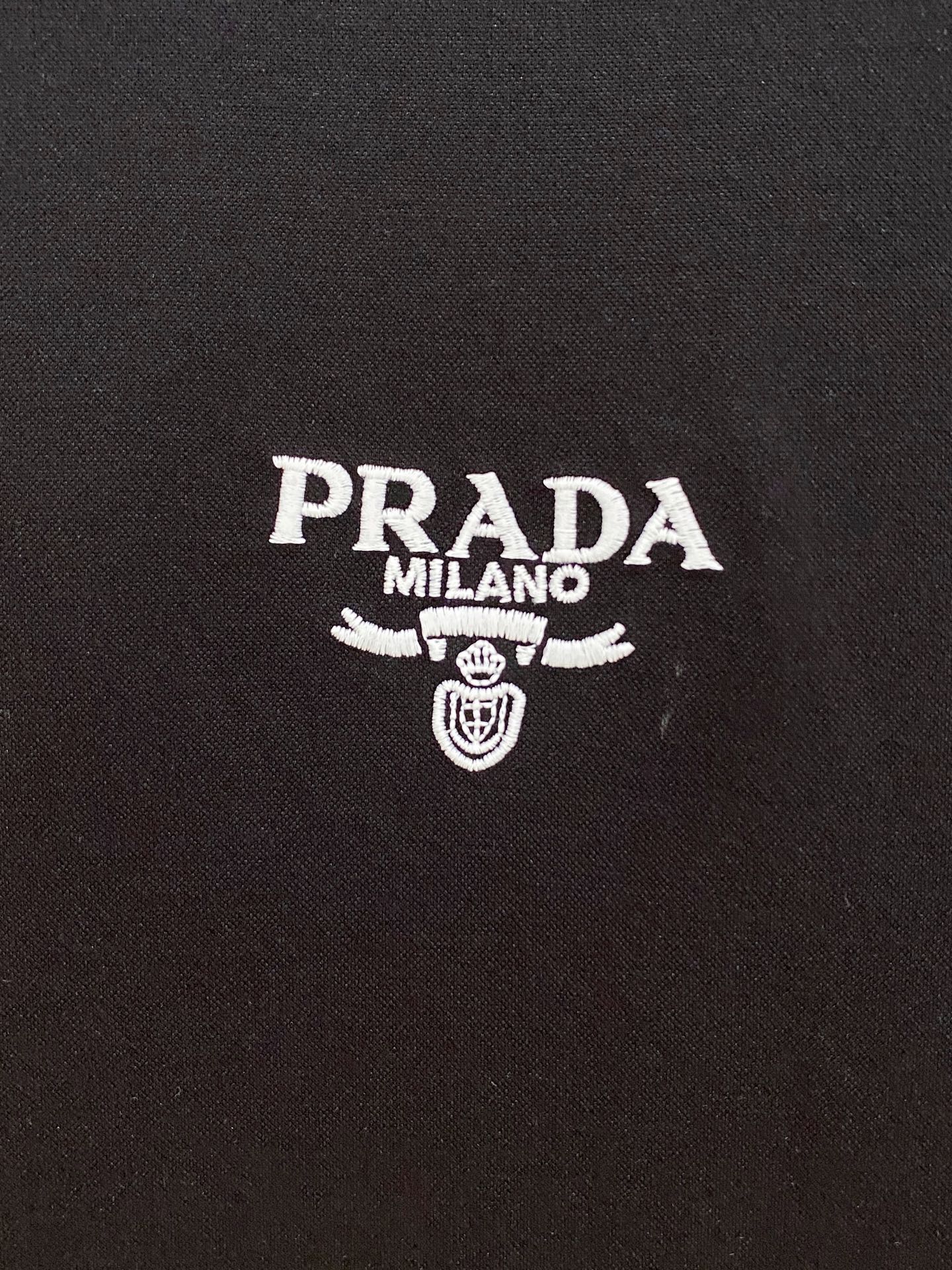  普拉达 2025春夏新款首发专柜最新款圆领短袖 高端订制 设计前卫时尚！品牌logo重工艺设计 高端定