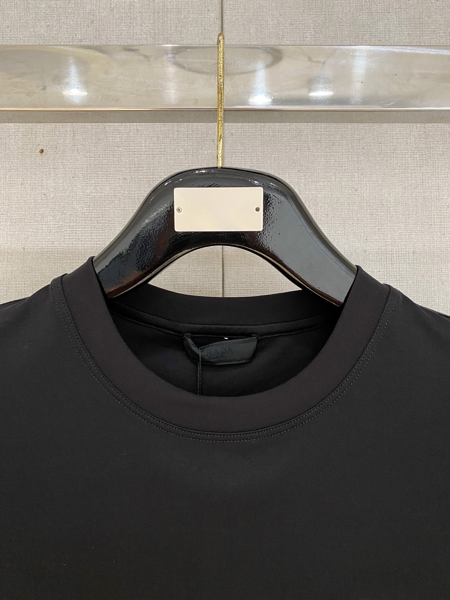  普拉达 2025春夏新款首发专柜最新款圆领短袖 高端订制 设计前卫时尚！品牌logo重工艺设计 高端定