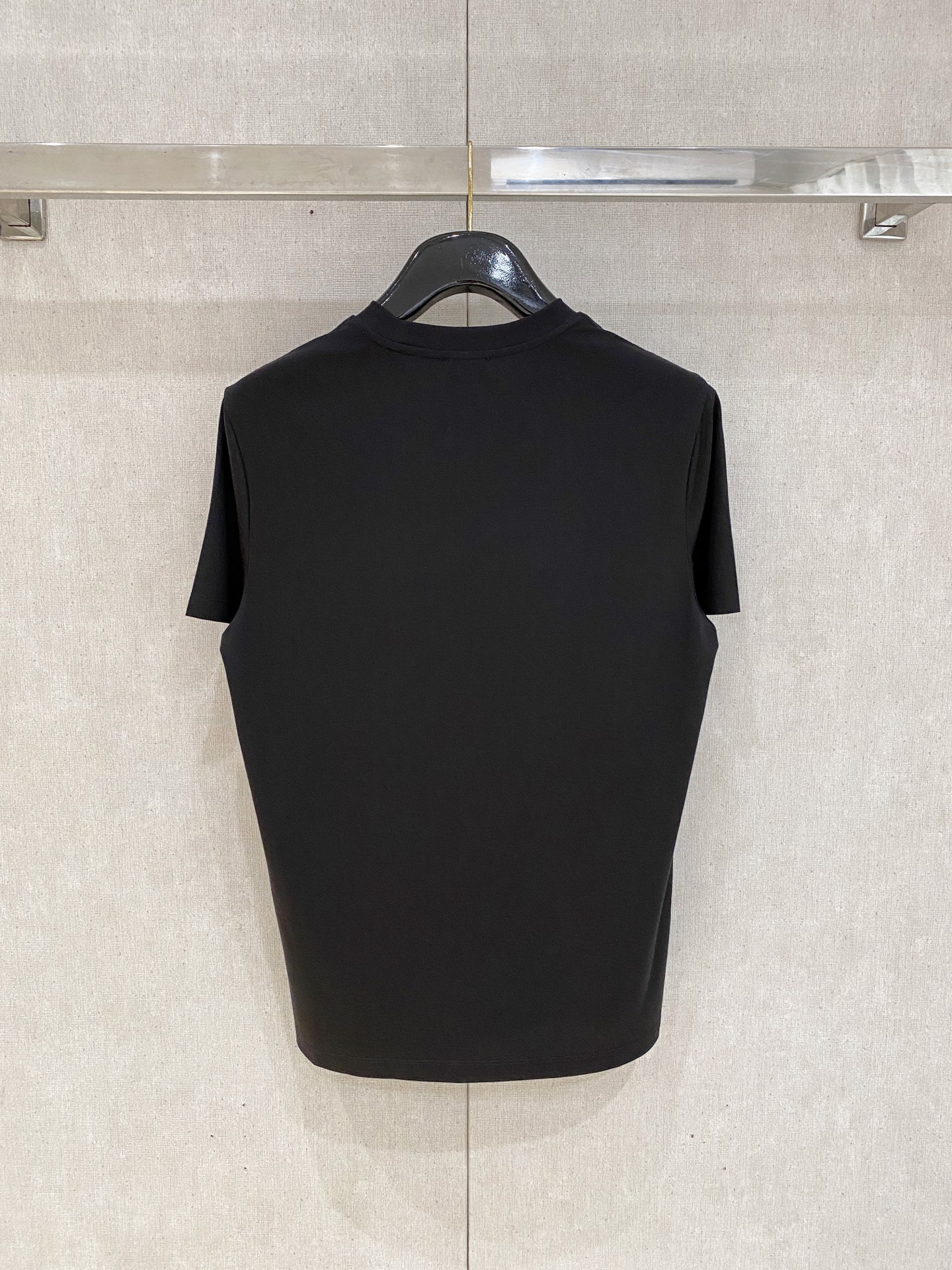  普拉达 2025春夏新款首发专柜最新款圆领短袖 高端订制 设计前卫时尚！品牌logo重工艺设计 高端定