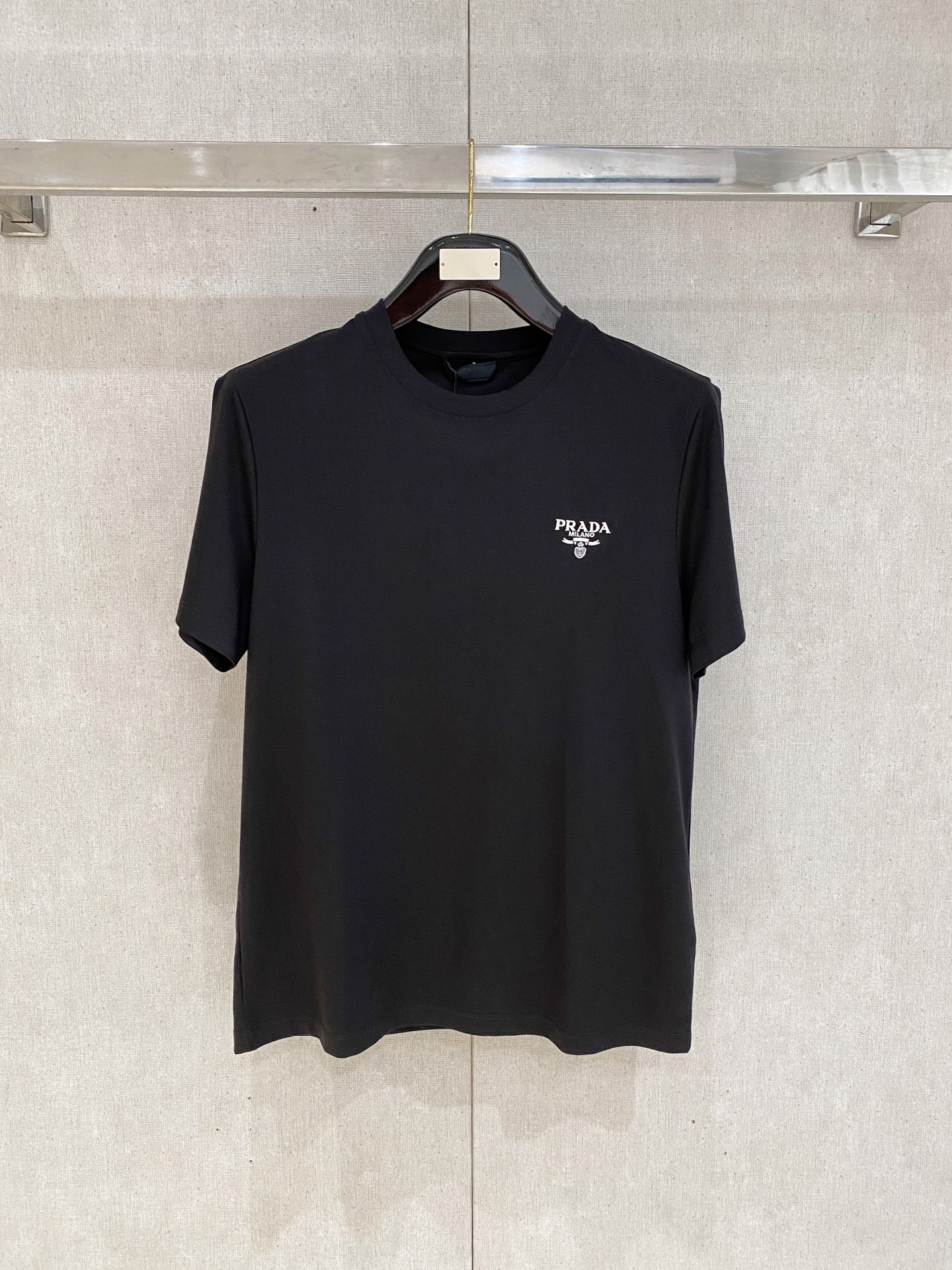  普拉达 2025春夏新款首发专柜最新款圆领短袖 高端订制 设计前卫时尚！品牌logo重工艺设计 高端定