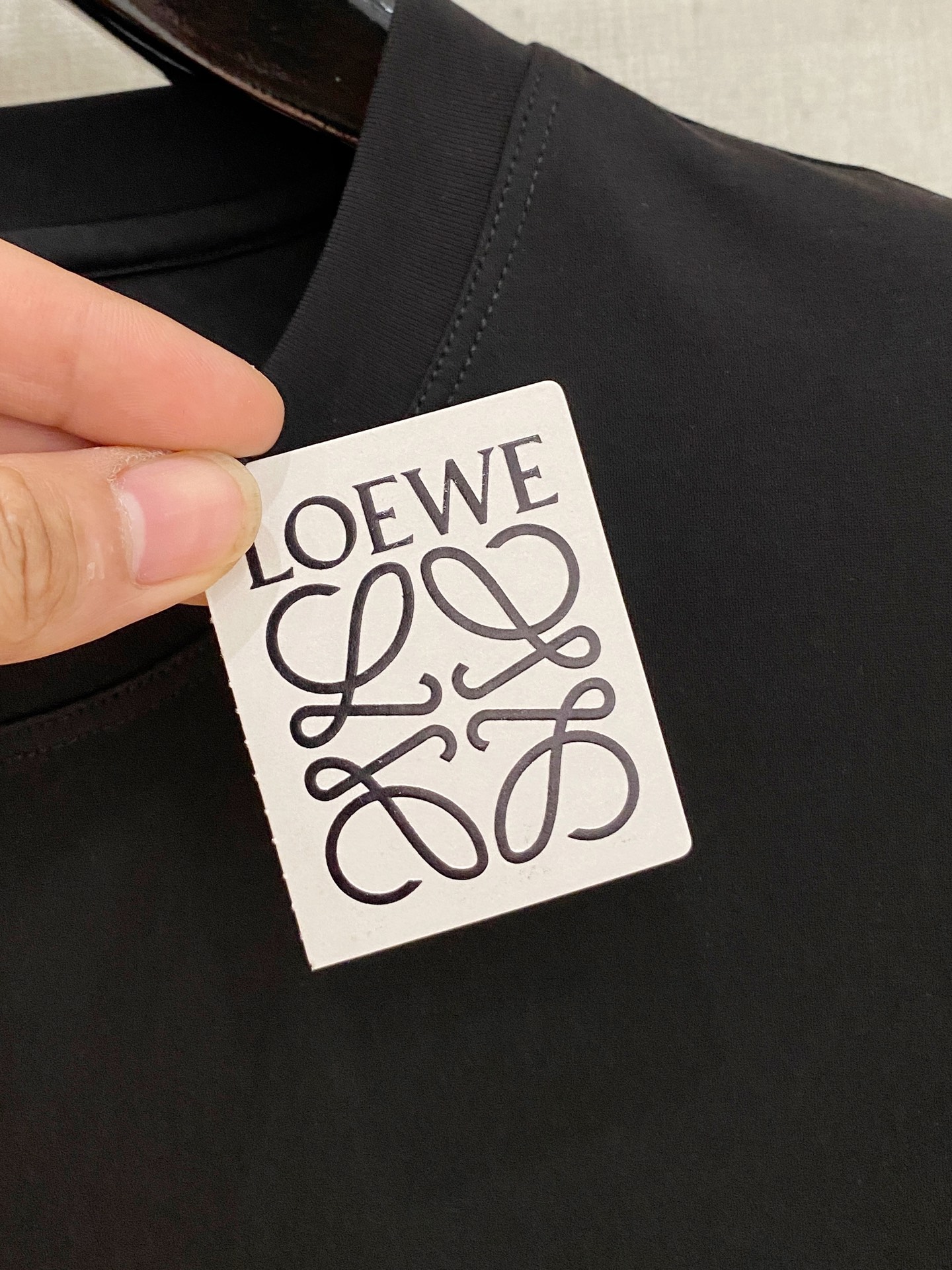 罗意威 2025春夏新款首发专柜最新款圆领短袖 高端订制 设计前卫时尚！品牌logo重工艺设计 高端定制