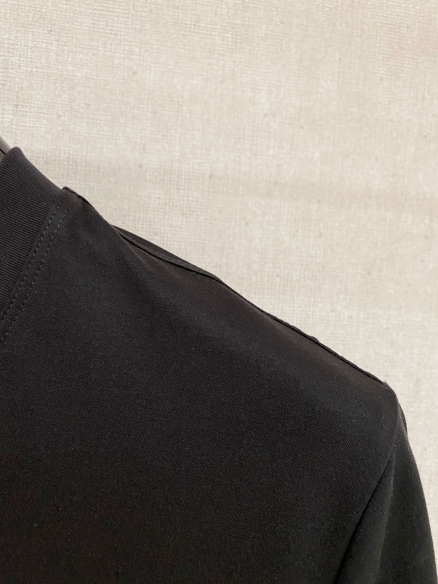 罗意威 2025春夏新款首发专柜最新款圆领短袖 高端订制 设计前卫时尚！品牌logo重工艺设计 高端定制