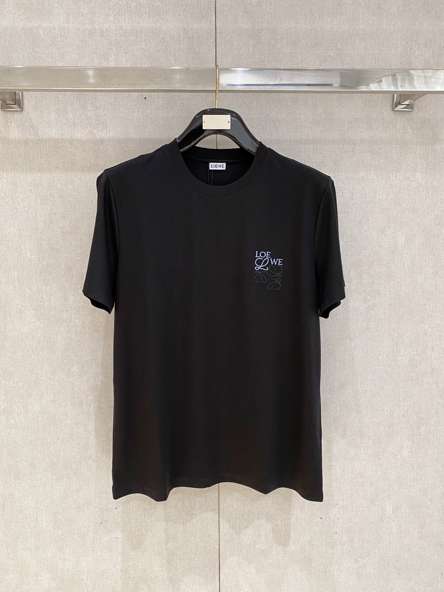 NO:457691,Louis Vuitton 2025 spring and summer new model first launch counter latest round neck short sleeves, high-end customization, avant-garde and fashionable design!  Brand logo heavy craft design, high-end customized 100 double-sided mercerated cotton fabric, soft feel, comfortable to wear, exquisite counter-level car line, fine workmanship, invincible and handsome upper body effect!  A must-have item for handsome men!  Code number M-3xL, louis vuitton, T-shirt, alexander wang19860909路易威登 2025春夏新款首发专柜最新款圆领短袖 高端订制 设计前卫时尚！品牌logo重工艺设计 高端定制100支双面丝光棉面料.手感柔软.穿着舒适.专柜级别精致车线.做工精细.上身效果无敌帅气！型男必备单品！码数M-3xL,,louis vuitton,T-shirt,alexander wang,Men's clothing