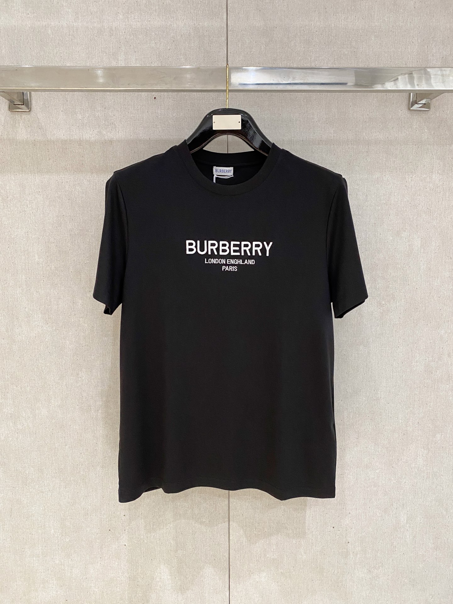 NO:457679,Burberry's new spring and summer new model in the first counter with the latest round neck short sleeves, high-end customization, avant-garde and fashionable design!  Brand logo heavy craft design, high-end customized 100 double-sided mercerated cotton fabric, soft feel, comfortable to wear, exquisite counter-level car line, fine workmanship, invincible and handsome upper body effect!  A must-have item for handsome men!  Code number M-3xL, burberry, T-shirt, alexander wang19860909巴宝莉 2025春夏新款首发专柜最新款圆领短袖 高端订制 设计前卫时尚！品牌logo重工艺设计 高端定制100支双面丝光棉面料.手感柔软.穿着舒适.专柜级别精致车线.做工精细.上身效果无敌帅气！型男必备单品！码数M-3xL,,burberry,T-shirt,alexander wang,Men's clothing