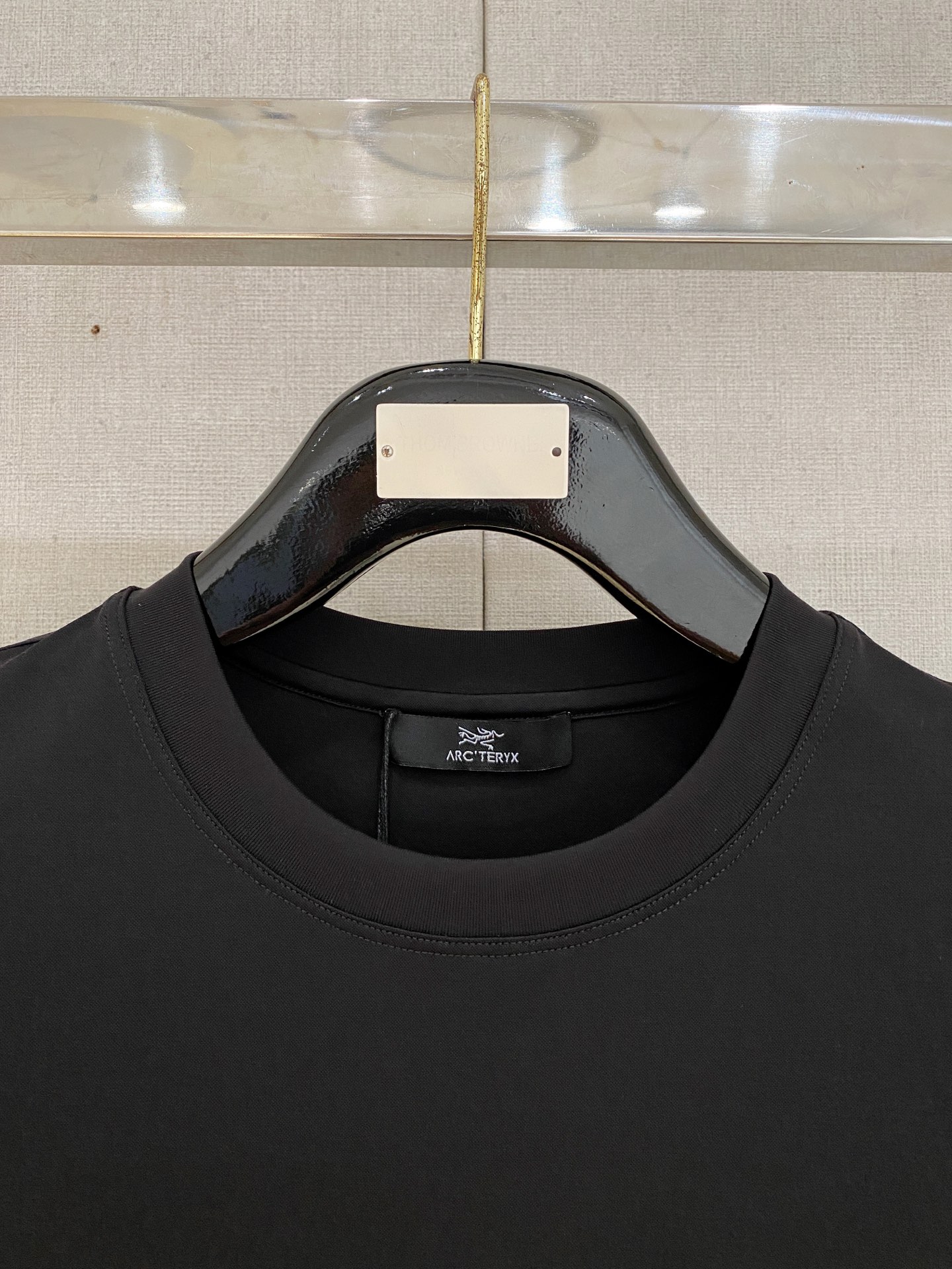  始祖鸟 2025春夏新款首发专柜最新款圆领短袖 高端订制 设计前卫时尚！品牌logo重工艺设计 高端定