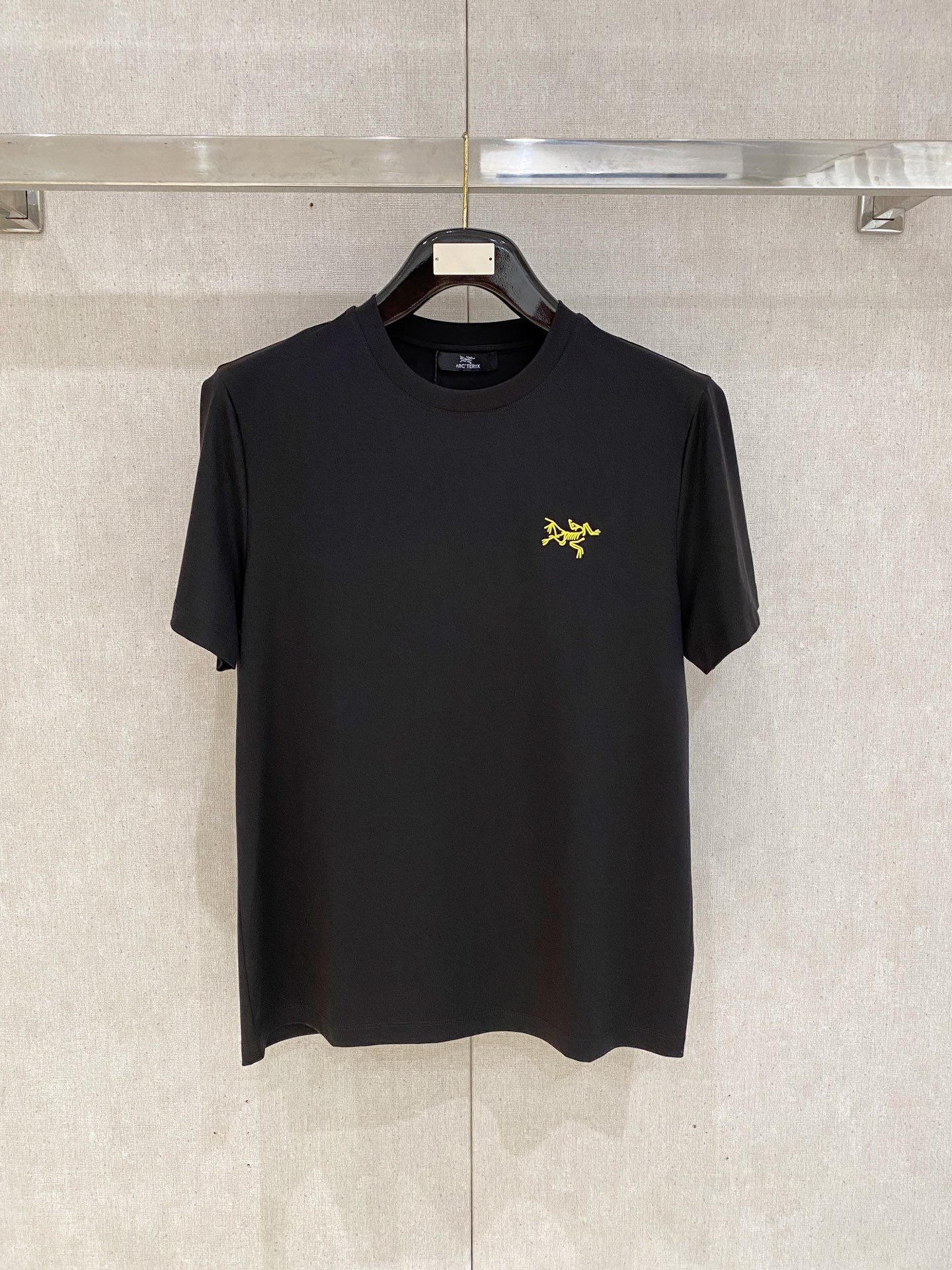 NO:457673,Archaeopteryx 2025 spring and summer new model first launch counter latest round neck short sleeves, high-end customization, avant-garde and fashionable design!  Brand logo heavy craft design, high-end customized 100 double-sided mercerated cotton fabric, soft feel, comfortable to wear, exquisite counter-level car line, fine workmanship, invincible and handsome upper body effect!  A must-have item for handsome men!  Code number M-3xL, arc'teryx, T-shirt, alexander wang19860909始祖鸟 2025春夏新款首发专柜最新款圆领短袖 高端订制 设计前卫时尚！品牌logo重工艺设计 高端定制100支双面丝光棉面料.手感柔软.穿着舒适.专柜级别精致车线.做工精细.上身效果无敌帅气！型男必备单品！码数M-3xL,arc'teryx,T-shirt,alexander wang,Men's clothing