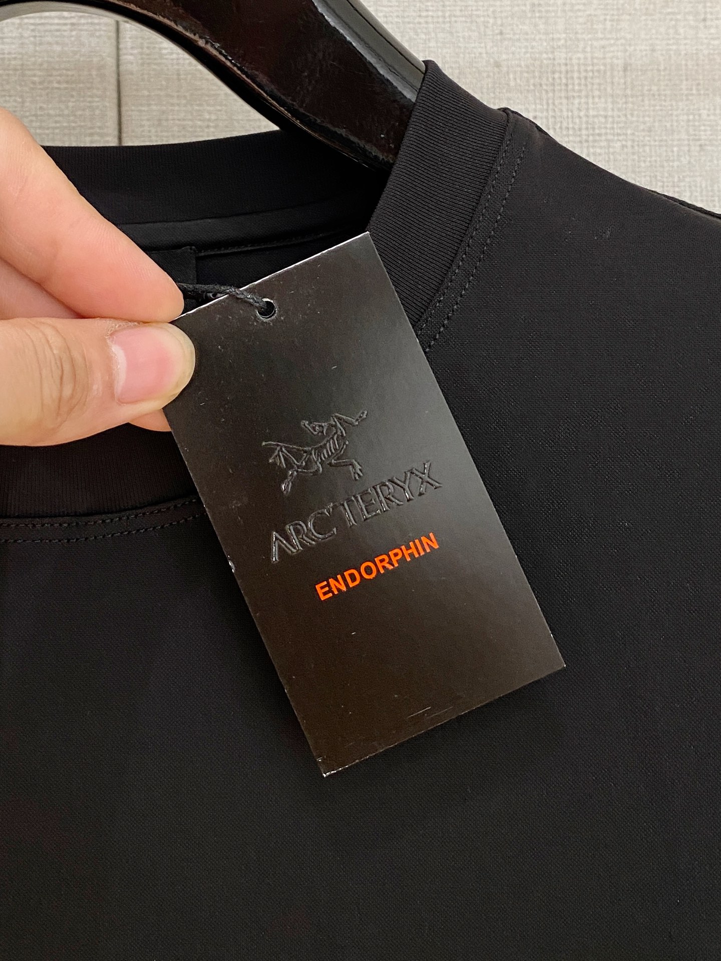  始祖鸟 2025春夏新款首发专柜最新款圆领短袖 高端订制 设计前卫时尚！品牌logo重工艺设计 高端定