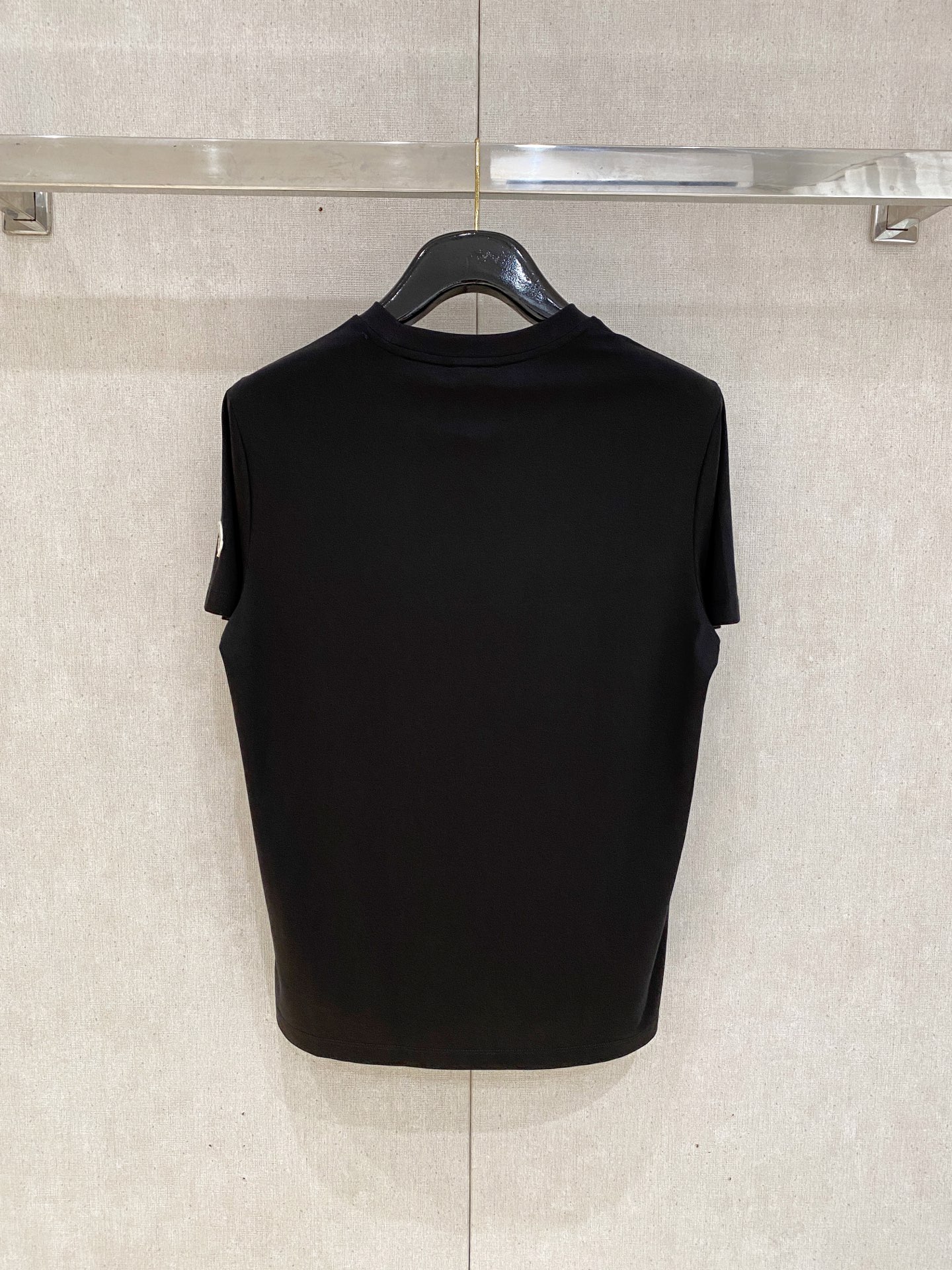 蒙口 2025春夏新款首发专柜最新款圆领短袖 高端订制 设计前卫时尚！品牌logo重工艺设计 高端定制1