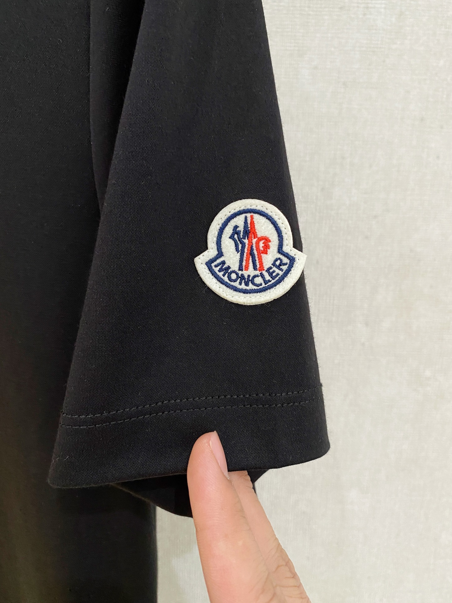 蒙口 2025春夏新款首发专柜最新款圆领短袖 高端订制 设计前卫时尚！品牌logo重工艺设计 高端定制1