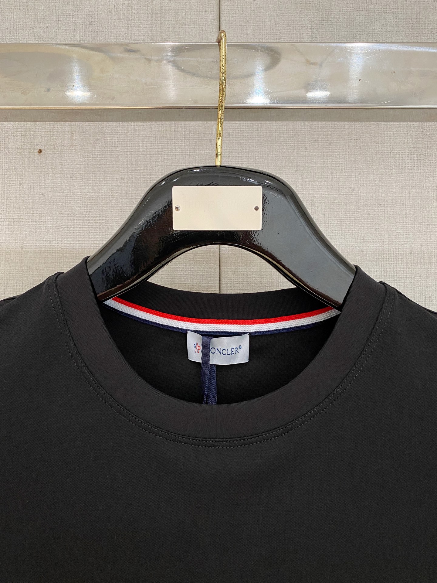 蒙口 2025春夏新款首发专柜最新款圆领短袖 高端订制 设计前卫时尚！品牌logo重工艺设计 高端定制1