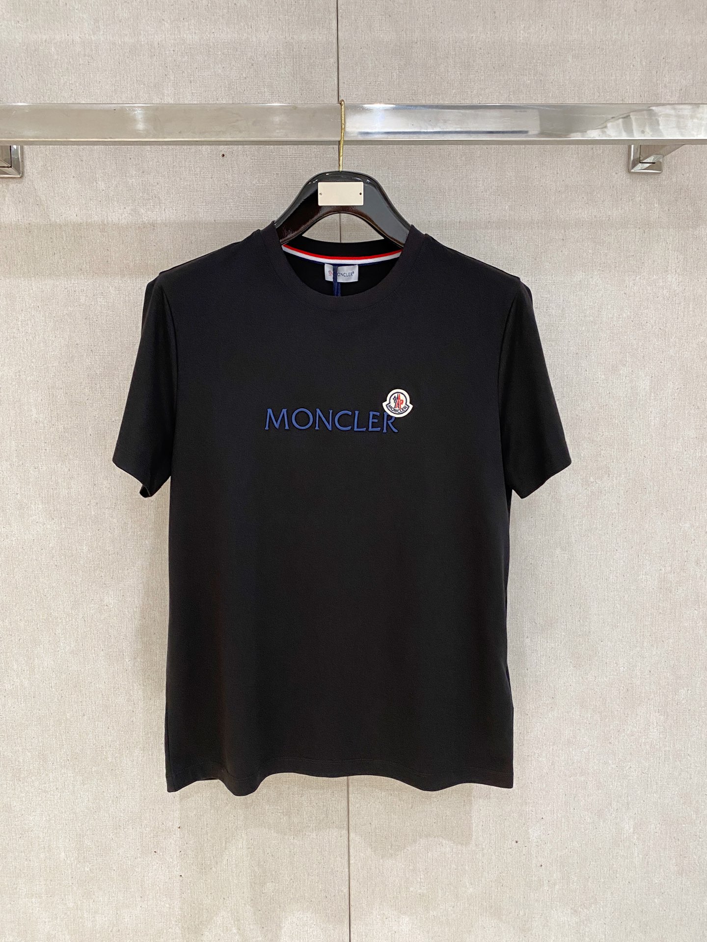 NO:457667,The new spring and summer 2025 new spring and summer style first launch counter latest round neck short sleeves, high-end customization, avant-garde and fashionable design!  Brand logo heavy craft design, high-end customized 100 double-sided mercerated cotton fabric, soft feel, comfortable to wear, exquisite counter-level car line, fine workmanship, invincible and handsome upper body effect!  A must-have item for handsome men!  Code number M-3xL, Moncler, T-shirt, alexander wang19860909蒙口 2025春夏新款首发专柜最新款圆领短袖 高端订制 设计前卫时尚！品牌logo重工艺设计 高端定制100支双面丝光棉面料.手感柔软.穿着舒适.专柜级别精致车线.做工精细.上身效果无敌帅气！型男必备单品！码数M-3xL,,Moncler,T-shirt,alexander wang,Men's clothing