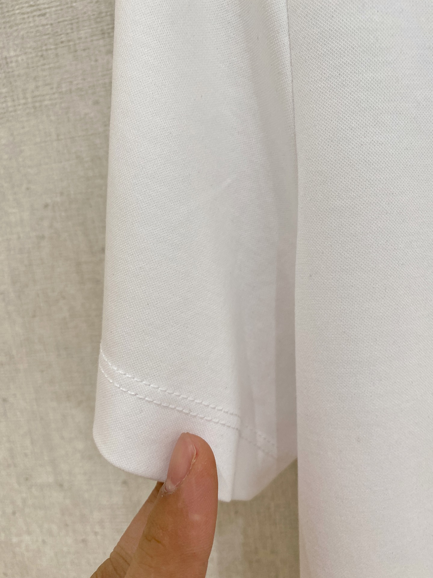  2025春夏新款首发专柜最新款圆领短袖 高端订制 设计前卫时尚！品牌logo重工艺设计 高端定制100