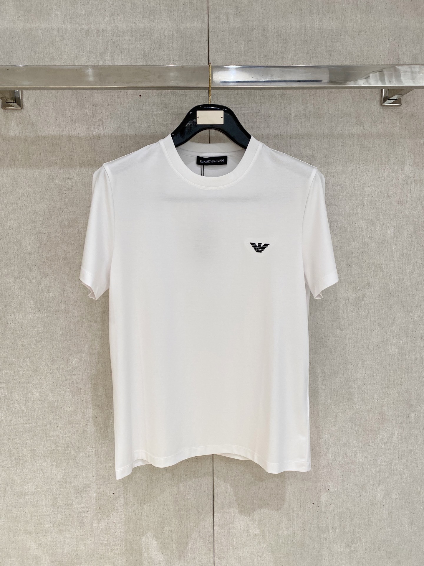 NO:457662,The latest round neck short sleeves in the 2025 spring and summer new styles are available in the counter, with high-end customization, and avant-garde and fashionable design!  Brand logo heavy craft design, high-end customized 100 double-sided mercerated cotton fabric, soft feel, comfortable to wear, exquisite counter-level car line, fine workmanship, invincible and handsome upper body effect!  A must-have item for handsome men!  Code number M-3xL, T-shirt, alexander wang198609092025春夏新款首发专柜最新款圆领短袖 高端订制 设计前卫时尚！品牌logo重工艺设计 高端定制100支双面丝光棉面料.手感柔软.穿着舒适.专柜级别精致车线.做工精细.上身效果无敌帅气！型男必备单品！码数M-3xL,,T-shirt,alexander wang,Men's clothing