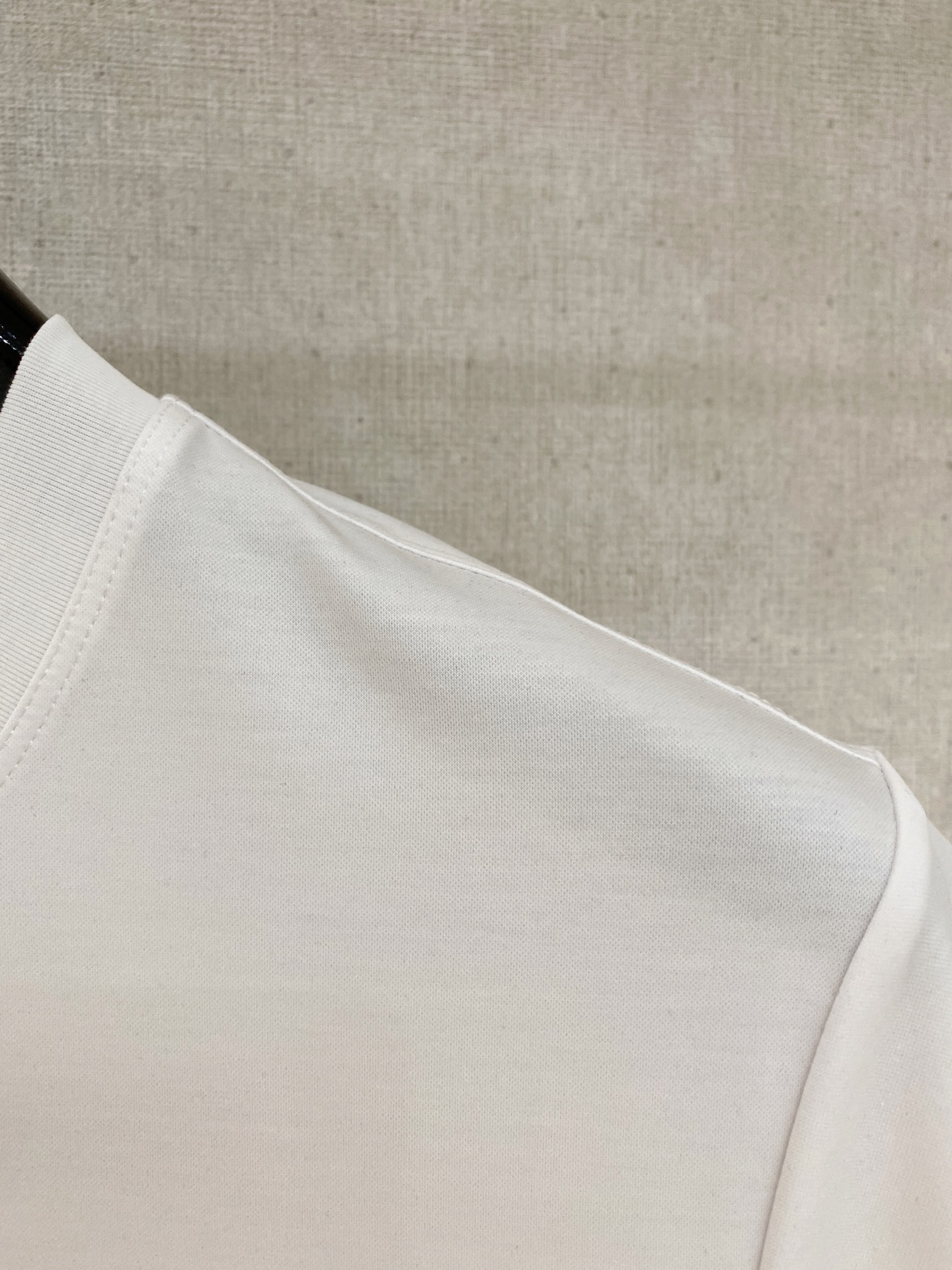  2025春夏新款首发专柜最新款圆领短袖 高端订制 设计前卫时尚！品牌logo重工艺设计 高端定制100