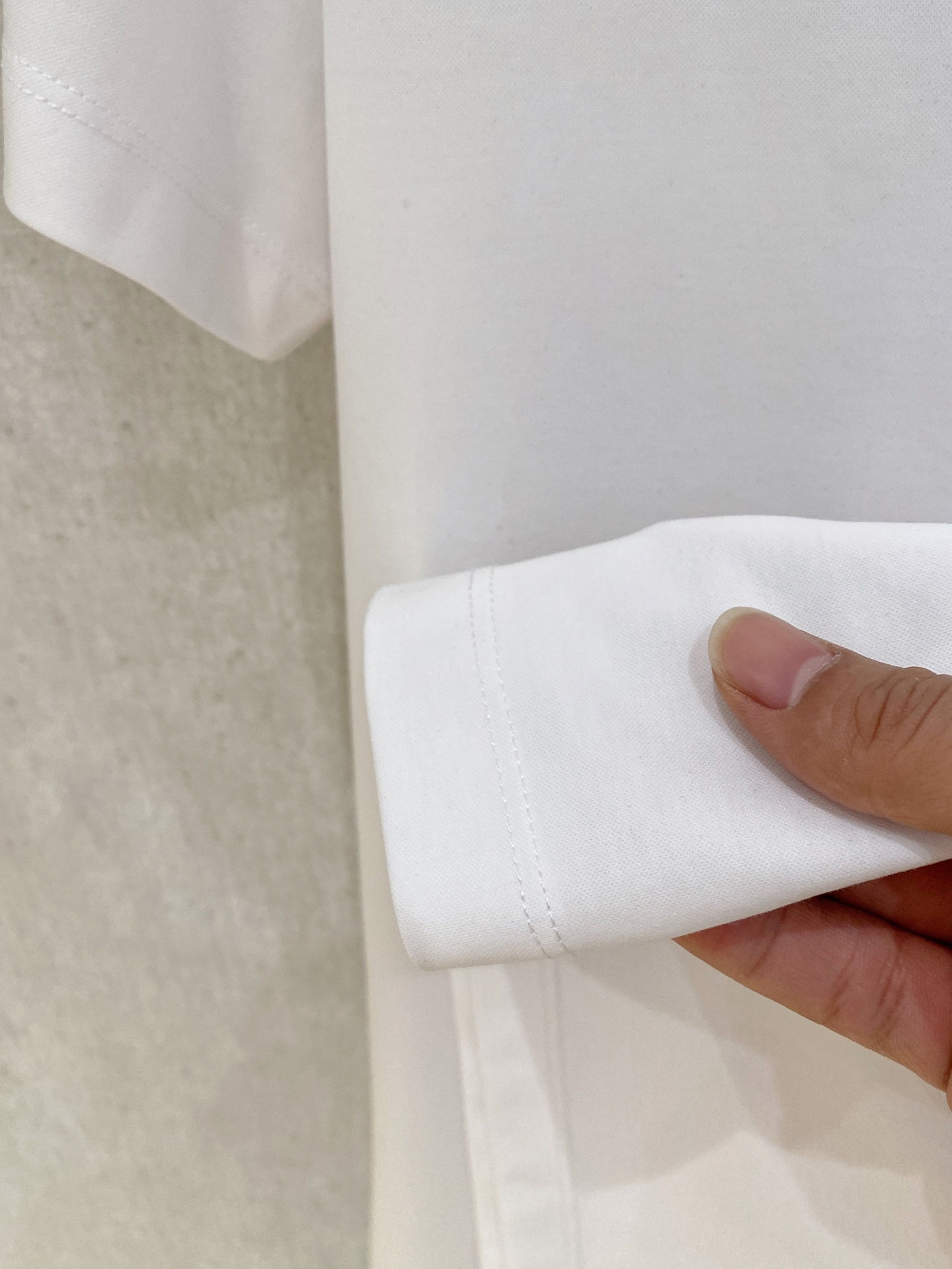  2025春夏新款首发专柜最新款圆领短袖 高端订制 设计前卫时尚！品牌logo重工艺设计 高端定制100