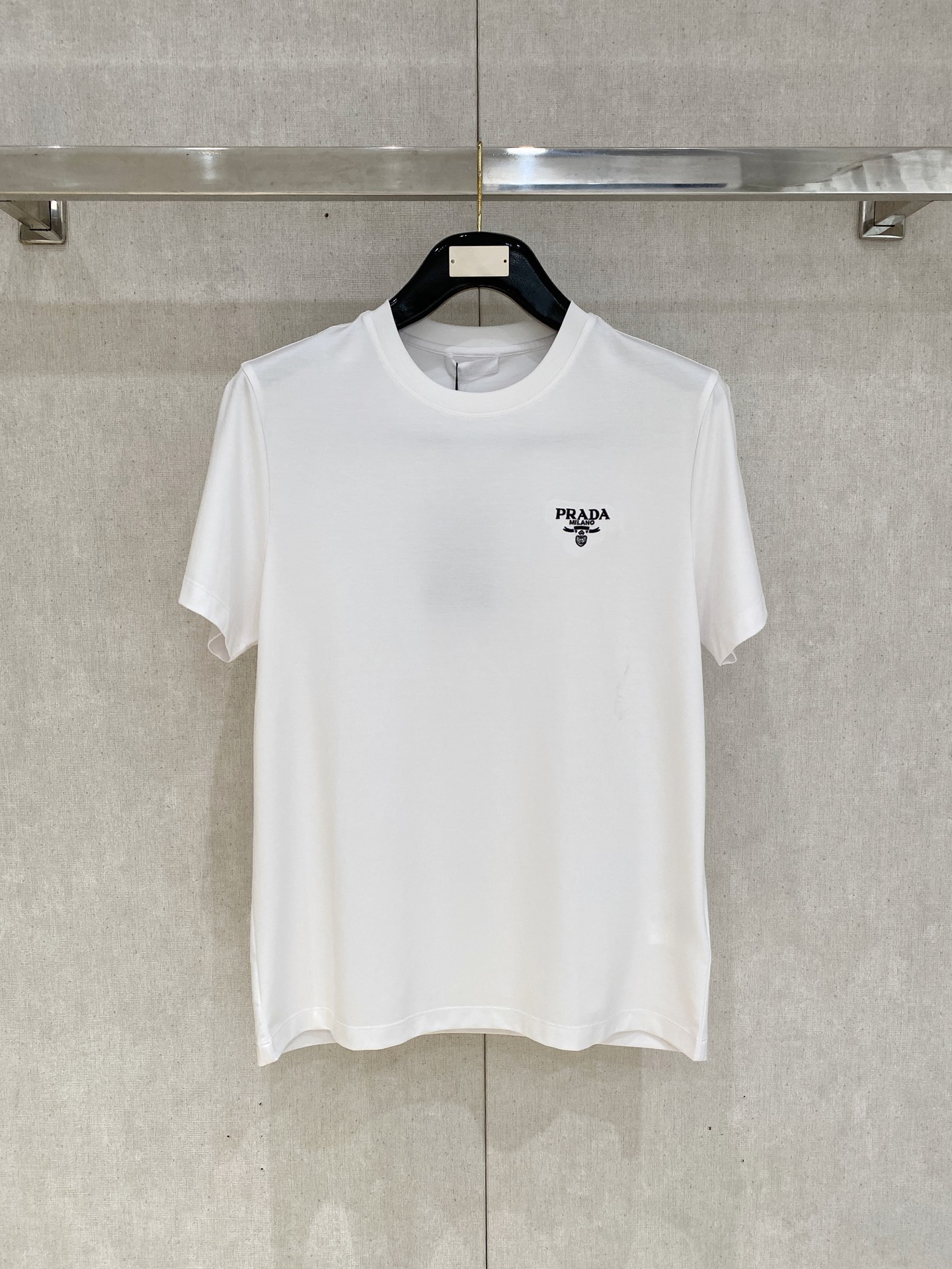 NO:457685,Prada 2025 spring and summer new styles are the latest round neck short sleeves in the counter, high-end customization, avant-garde and fashionable design!  Brand logo heavy craft design, high-end customized 100 double-sided mercerated cotton fabric, soft feel, comfortable to wear, exquisite counter-level car line, fine workmanship, invincible and handsome upper body effect!  A must-have item for handsome men!  Code number M-3xL, prada, T-shirt, alexander wang19860909普拉达 2025春夏新款首发专柜最新款圆领短袖 高端订制 设计前卫时尚！品牌logo重工艺设计 高端定制100支双面丝光棉面料.手感柔软.穿着舒适.专柜级别精致车线.做工精细.上身效果无敌帅气！型男必备单品！码数M-3xL,,prada,T-shirt,alexander wang,Men's clothing