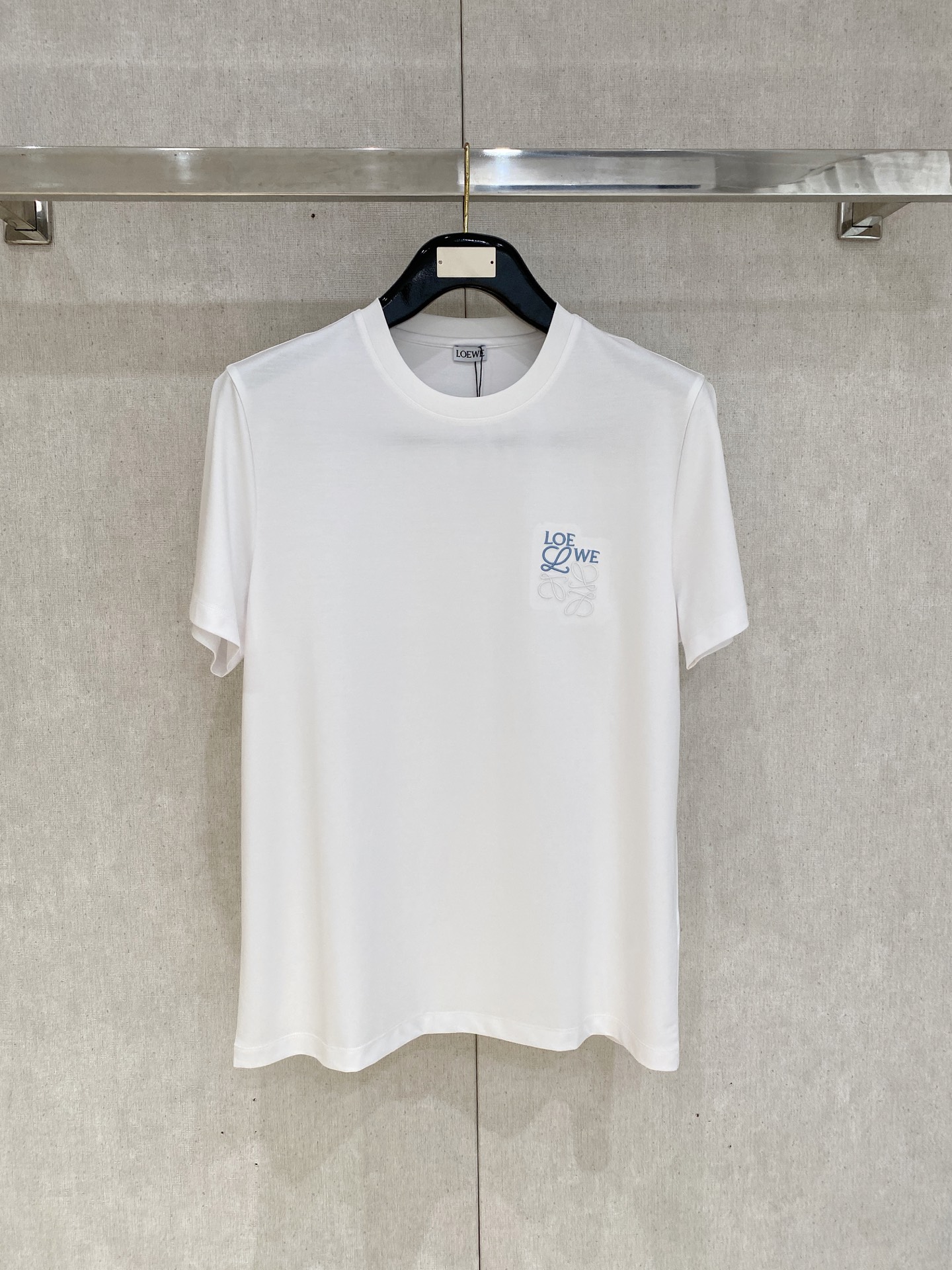 NO:457697,Luo Yiwei's new spring and summer new model in the first counter has the latest round neck short sleeves, high-end customization, avant-garde and fashionable design!  Brand logo heavy craft design, high-end customized 100 double-sided mercerated cotton fabric, soft feel, comfortable to wear, exquisite counter-level car line, fine workmanship, invincible and handsome upper body effect!  A must-have item for handsome men!  Code number M-3xL, loewe, T-shirt, alexander wang19860909罗意威 2025春夏新款首发专柜最新款圆领短袖 高端订制 设计前卫时尚！品牌logo重工艺设计 高端定制100支双面丝光棉面料.手感柔软.穿着舒适.专柜级别精致车线.做工精细.上身效果无敌帅气！型男必备单品！码数M-3xL,,loewe,T-shirt,alexander wang,Men's clothing