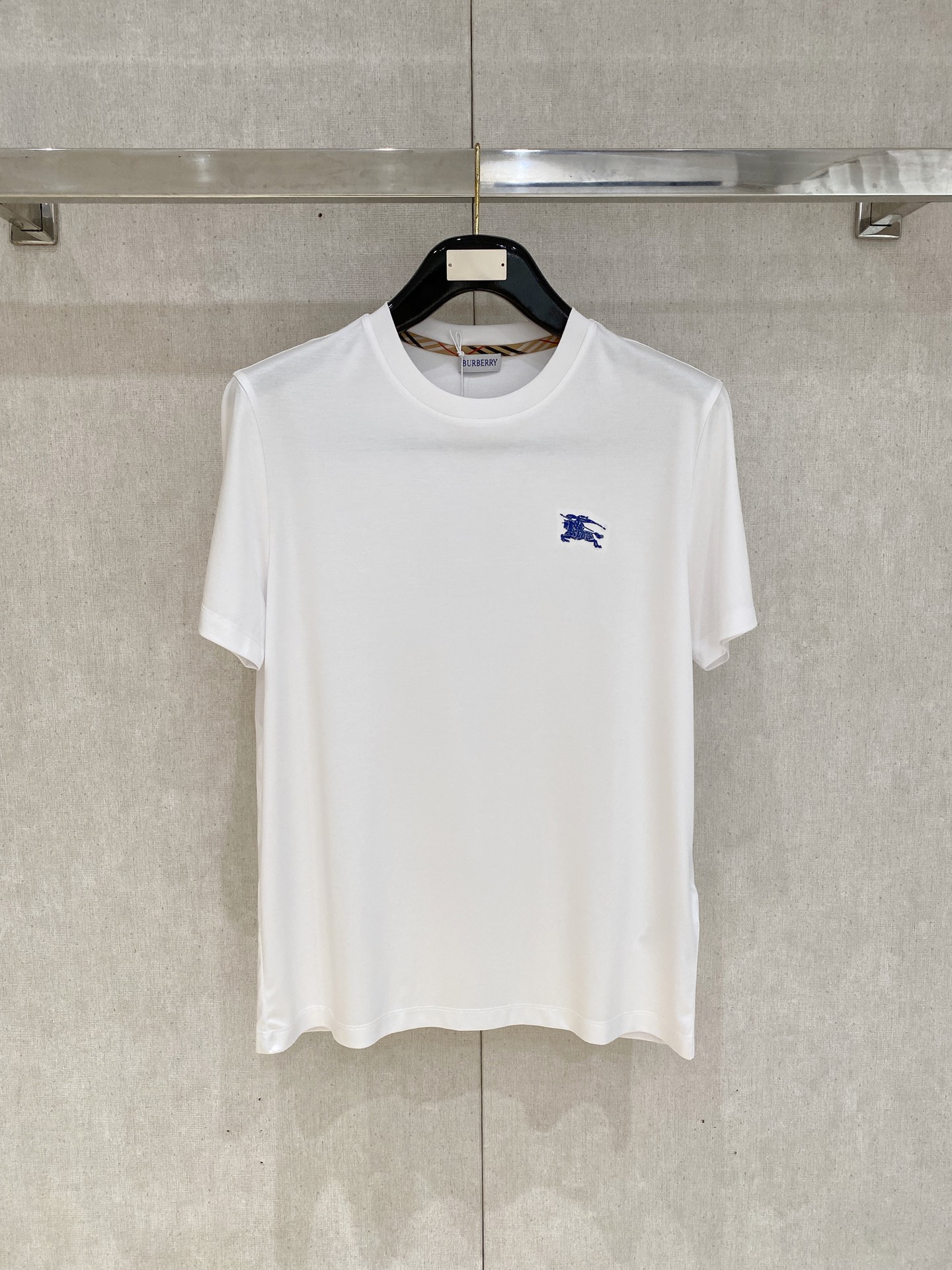 NO:457703,Burberry's new spring and summer new model in the first counter with the latest round neck short sleeves, high-end customization, avant-garde and fashionable design!  Brand logo heavy craft design, high-end customized 100 double-sided mercerated cotton fabric, soft feel, comfortable to wear, exquisite counter-level car line, fine workmanship, invincible and handsome upper body effect!  A must-have item for handsome men!  Code number M-3xL, burberry, T-shirt, alexander wang19860909巴宝莉 2025春夏新款首发专柜最新款圆领短袖 高端订制 设计前卫时尚！品牌logo重工艺设计 高端定制100支双面丝光棉面料.手感柔软.穿着舒适.专柜级别精致车线.做工精细.上身效果无敌帅气！型男必备单品！码数M-3xL,,burberry,T-shirt,alexander wang,Men's clothing