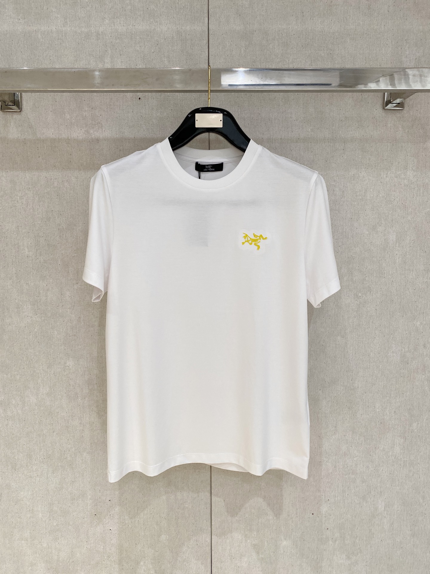  始祖鸟 2025春夏新款首发专柜最新款圆领短袖 高端订制 设计前卫时尚！品牌logo重工艺设计 高端定