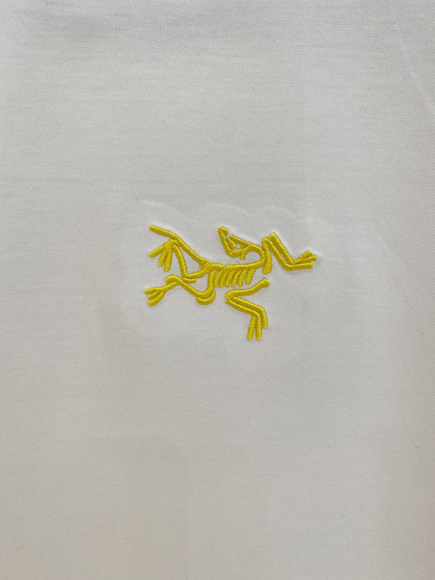  始祖鸟 2025春夏新款首发专柜最新款圆领短袖 高端订制 设计前卫时尚！品牌logo重工艺设计 高端定