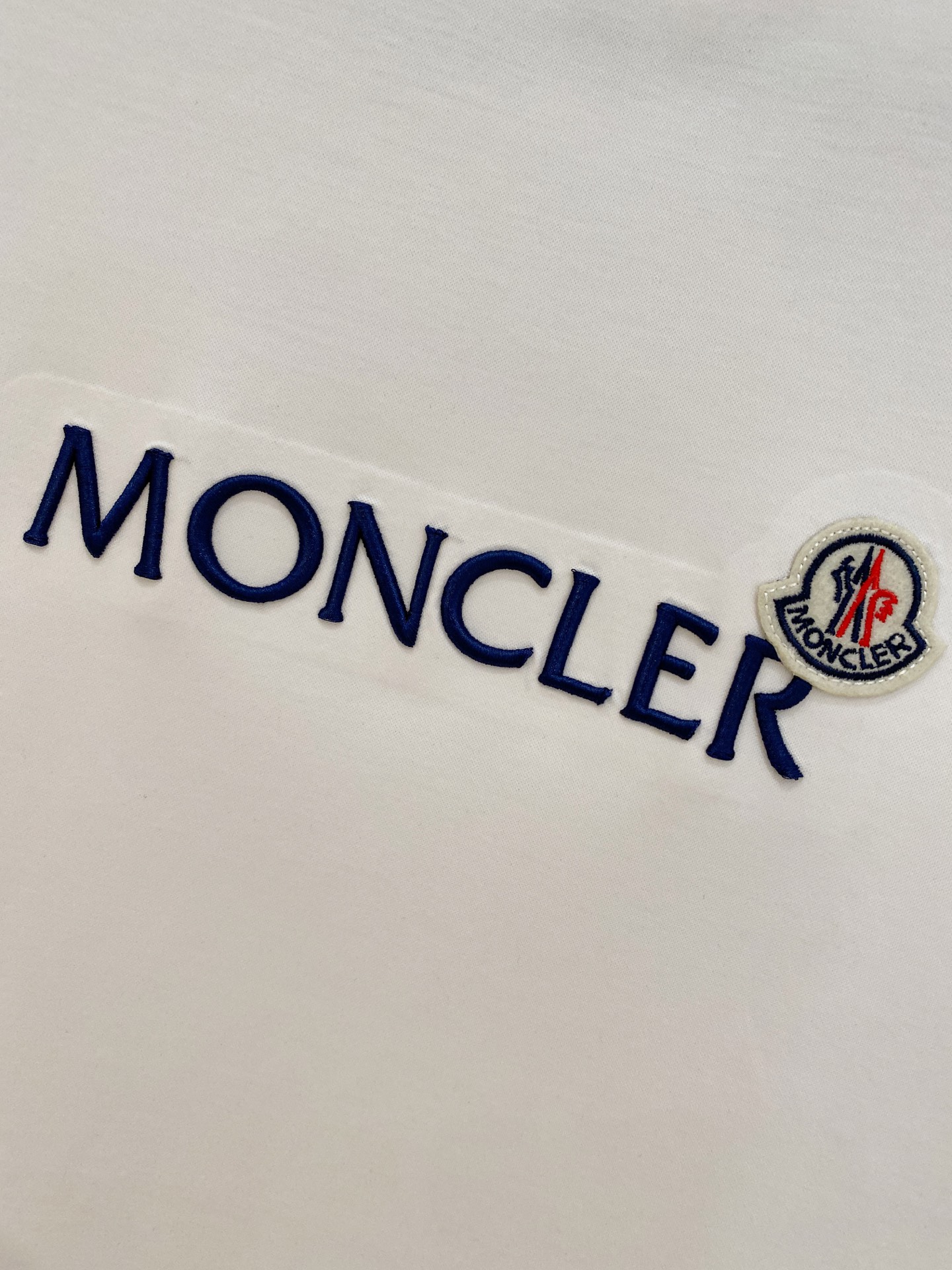 蒙口 2025春夏新款首发专柜最新款圆领短袖 高端订制 设计前卫时尚！品牌logo重工艺设计 高端定制1