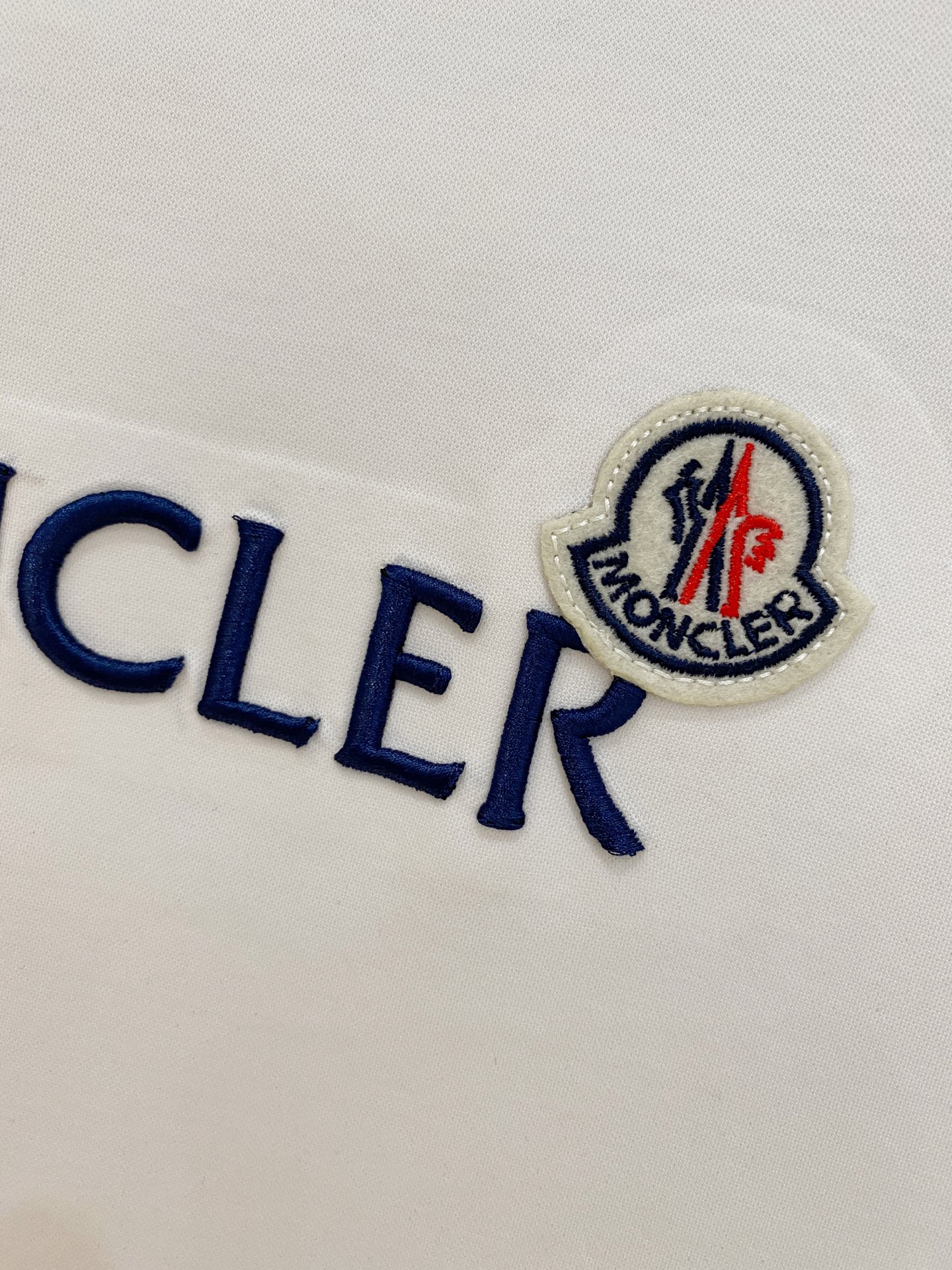 蒙口 2025春夏新款首发专柜最新款圆领短袖 高端订制 设计前卫时尚！品牌logo重工艺设计 高端定制1