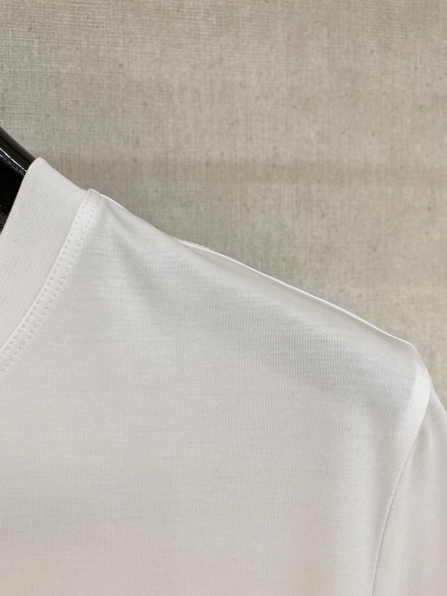 蒙口 2025春夏新款首发专柜最新款圆领短袖 高端订制 设计前卫时尚！品牌logo重工艺设计 高端定制1