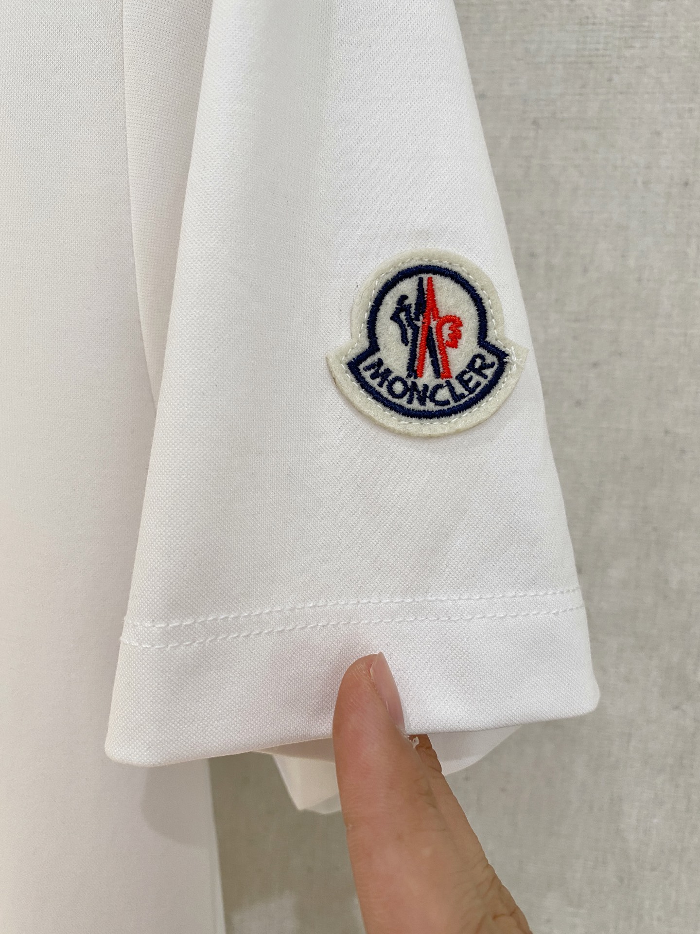 蒙口 2025春夏新款首发专柜最新款圆领短袖 高端订制 设计前卫时尚！品牌logo重工艺设计 高端定制1