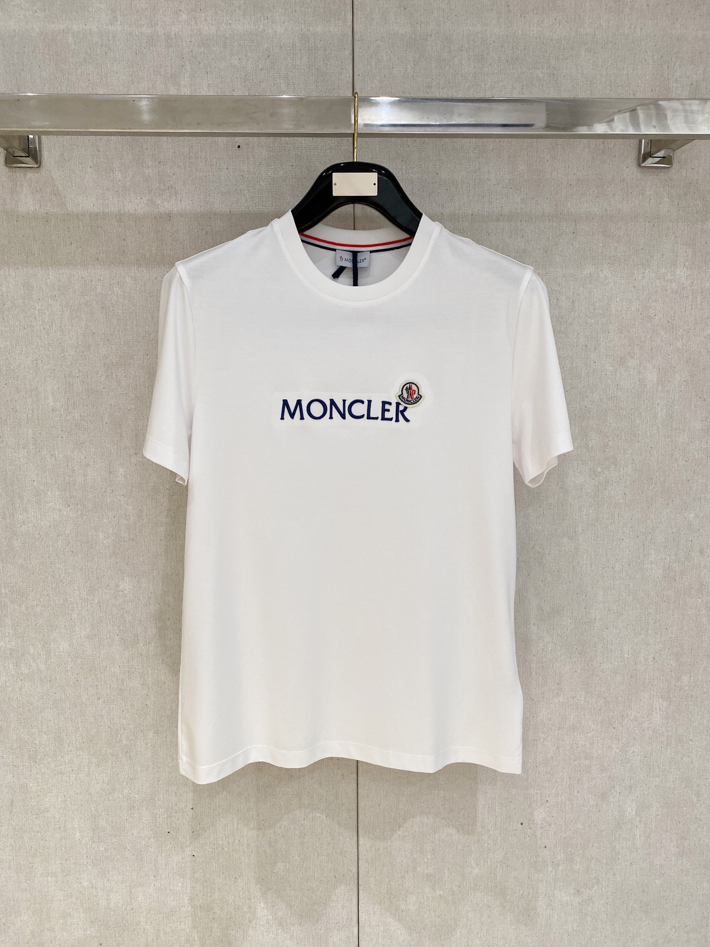 蒙口 2025春夏新款首发专柜最新款圆领短袖 高端订制 设计前卫时尚！品牌logo重工艺设计 高端定制1