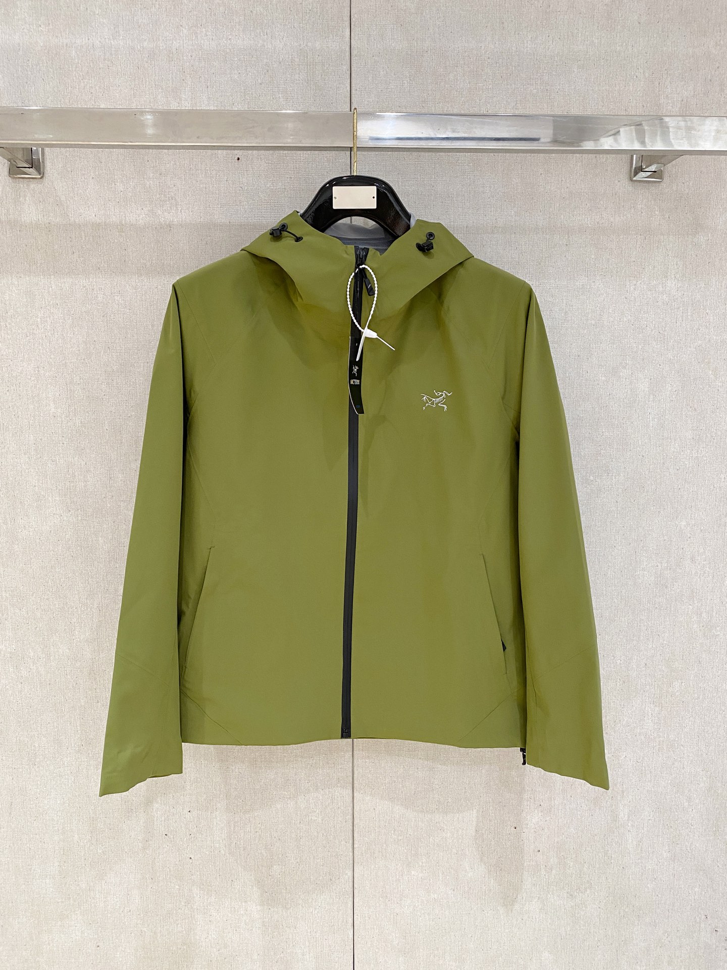 NO:444892,ARCTERYX Archaeoptera Bird, 2025 Spring and Summer AW new product, fashionable and casual hooded jacket, available at the counter, liquid ammonia fabric, imported original soft shell fabric, extremely complex craftsmanship, quite elegant and fashionable visual, noble and elegant, from the main fabric to the detailed craftsmanship, highlighting the ingenuity of fashion. 8 color recommendation, size M-3xL, arc'teryx, jackets & coats, hats, alexander wang19860909ARCTERYX 始祖鸟,2025春夏AW新品,时尚休闲连帽冲锋衣外套,专柜同步有售,液氨蛋白面料 进口原版软壳面料,工艺极度复杂,视觉相当雅致时髦,高贵而优雅,从主体面料到细节工艺,彰显时装的匠心所在.8色推荐,尺码M-3xL,arc'teryx,jackets & coats,hats,alexander wang,Men's clothing