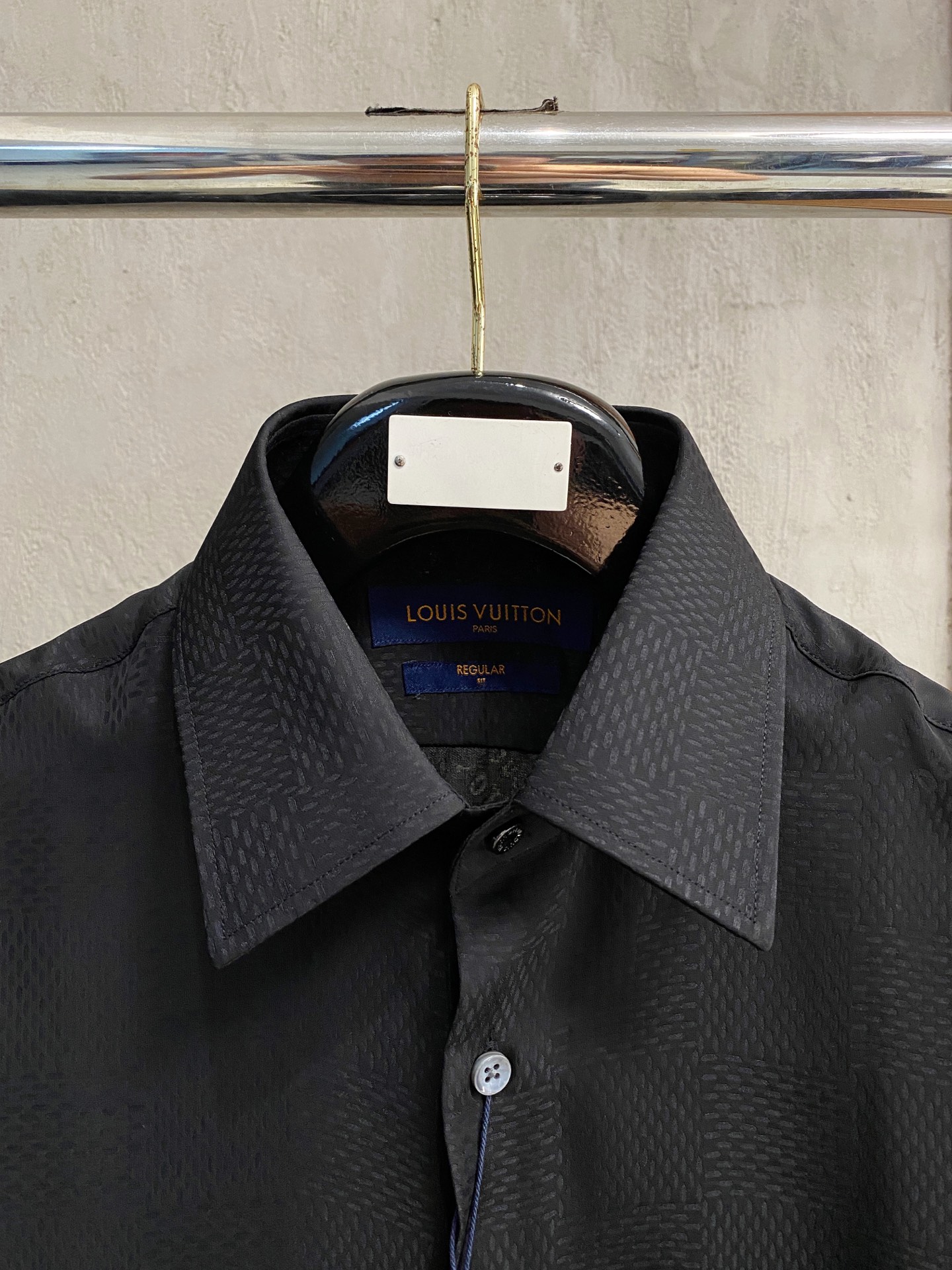 P，P轻盈雅致，短袖衬衫——25年春夏日里的温柔守候短袖衬衫，臻品定制系列的材质、精湛的工艺细节和卓越的