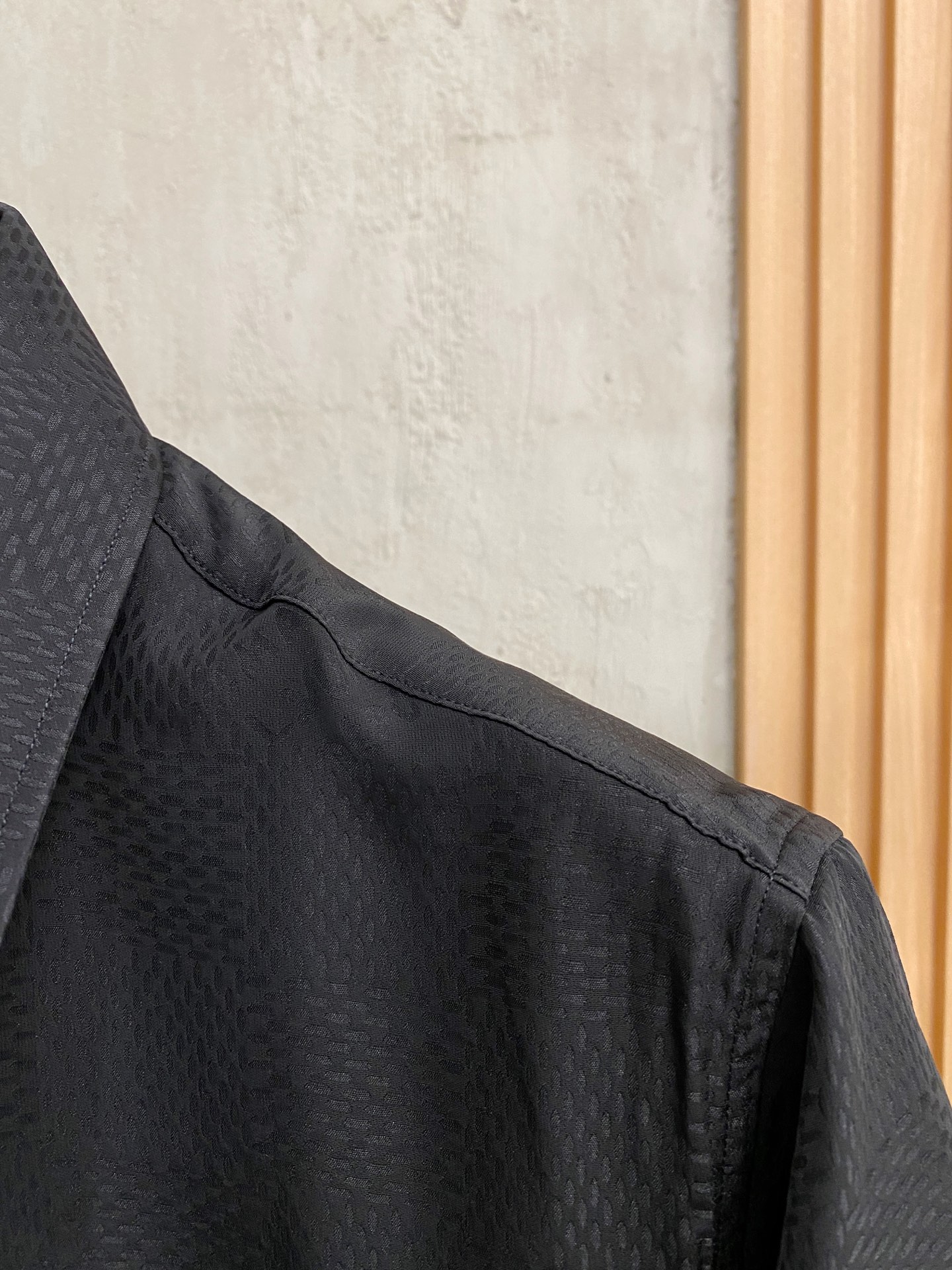 P，P轻盈雅致，短袖衬衫——25年春夏日里的温柔守候短袖衬衫，臻品定制系列的材质、精湛的工艺细节和卓越的