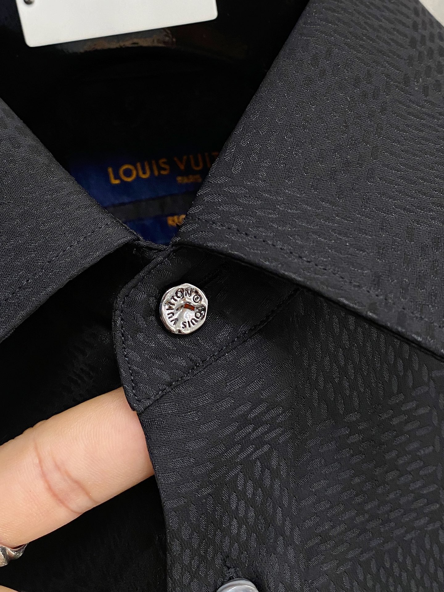 P，P轻盈雅致，短袖衬衫——25年春夏日里的温柔守候短袖衬衫，臻品定制系列的材质、精湛的工艺细节和卓越的