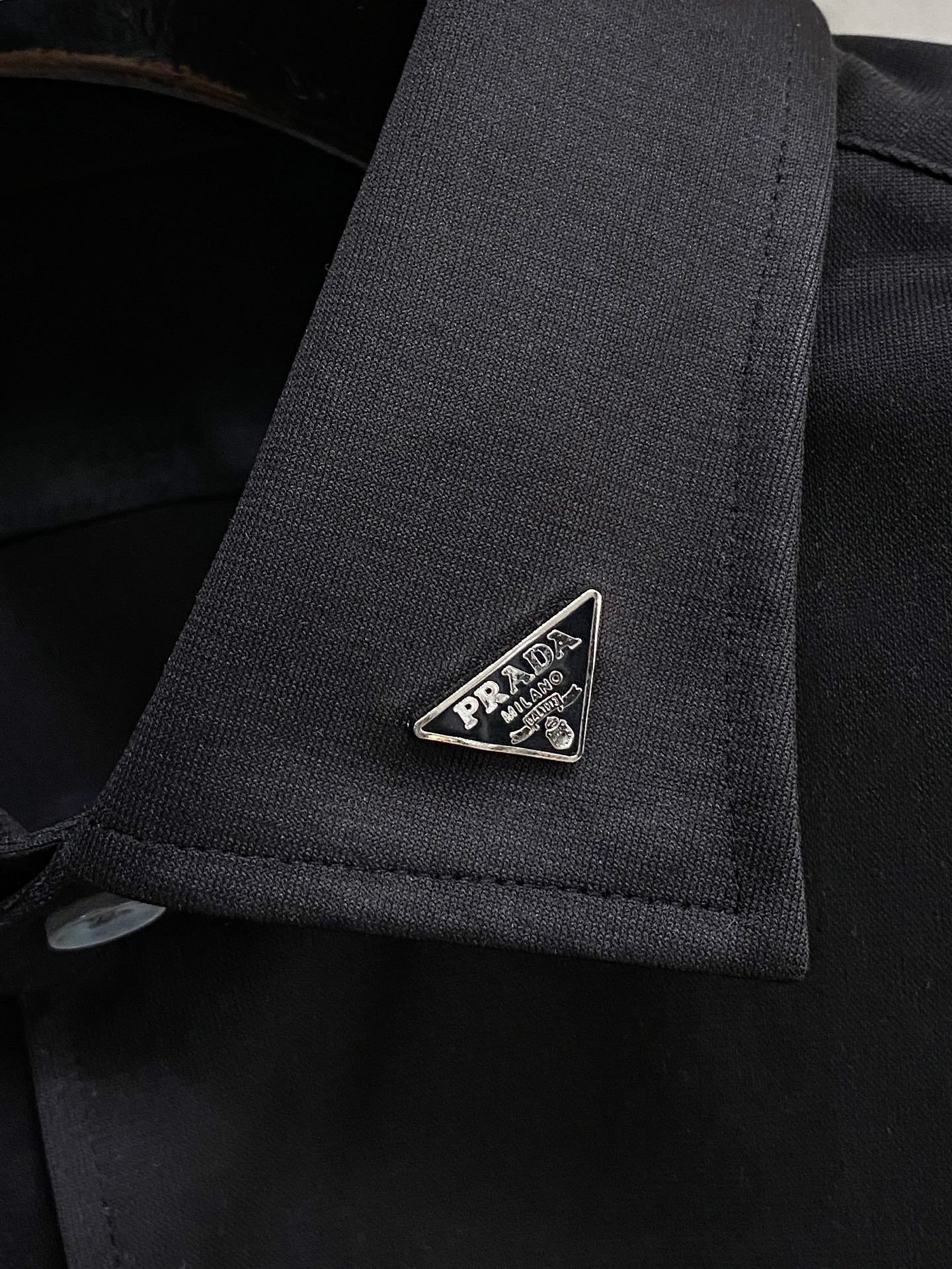 P，P轻盈雅致，短袖衬衫——25年春夏日里的温柔守候短袖衬衫，臻品定制系列的材质、精湛的工艺细节和卓越的