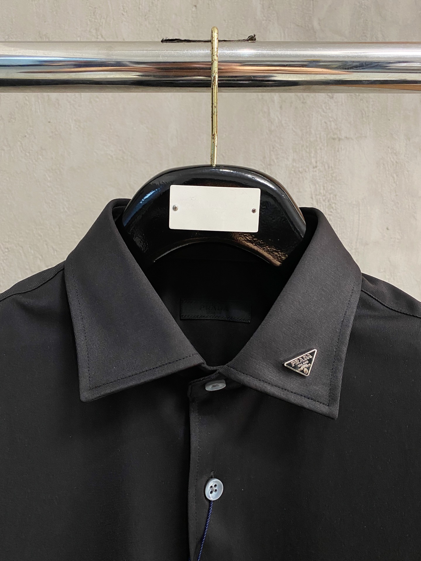 P，P轻盈雅致，短袖衬衫——25年春夏日里的温柔守候短袖衬衫，臻品定制系列的材质、精湛的工艺细节和卓越的