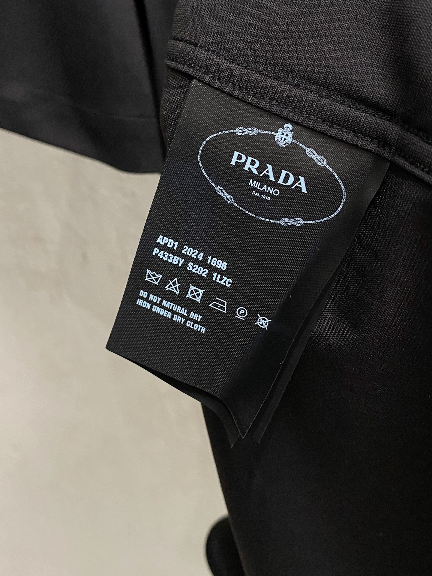 P，P轻盈雅致，短袖衬衫——25年春夏日里的温柔守候短袖衬衫，臻品定制系列的材质、精湛的工艺细节和卓越的