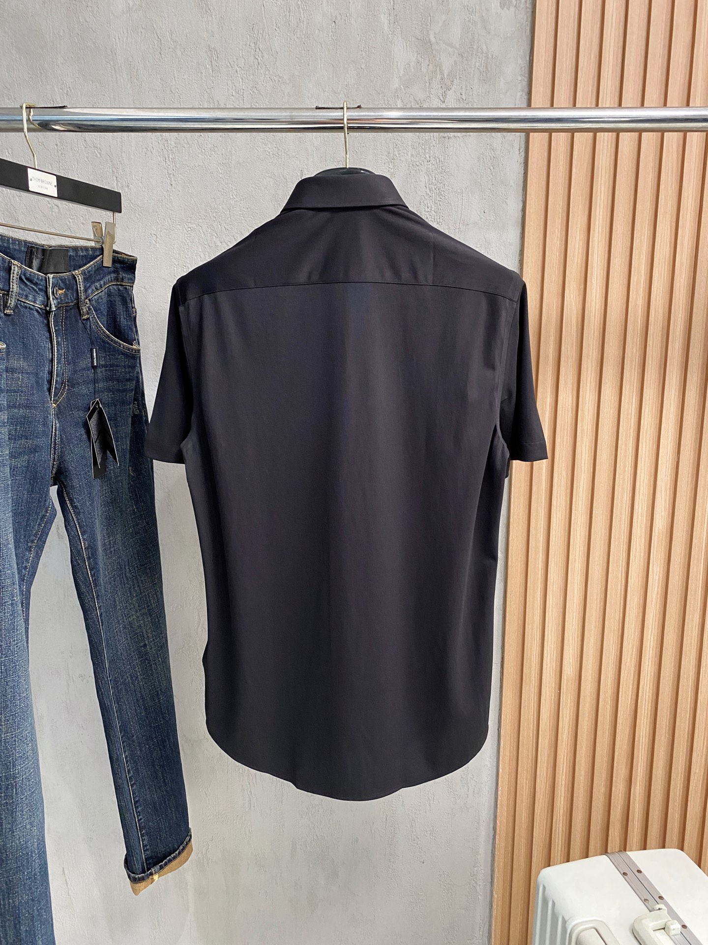 P，P轻盈雅致，短袖衬衫——25年春夏日里的温柔守候短袖衬衫，臻品定制系列的材质、精湛的工艺细节和卓越的