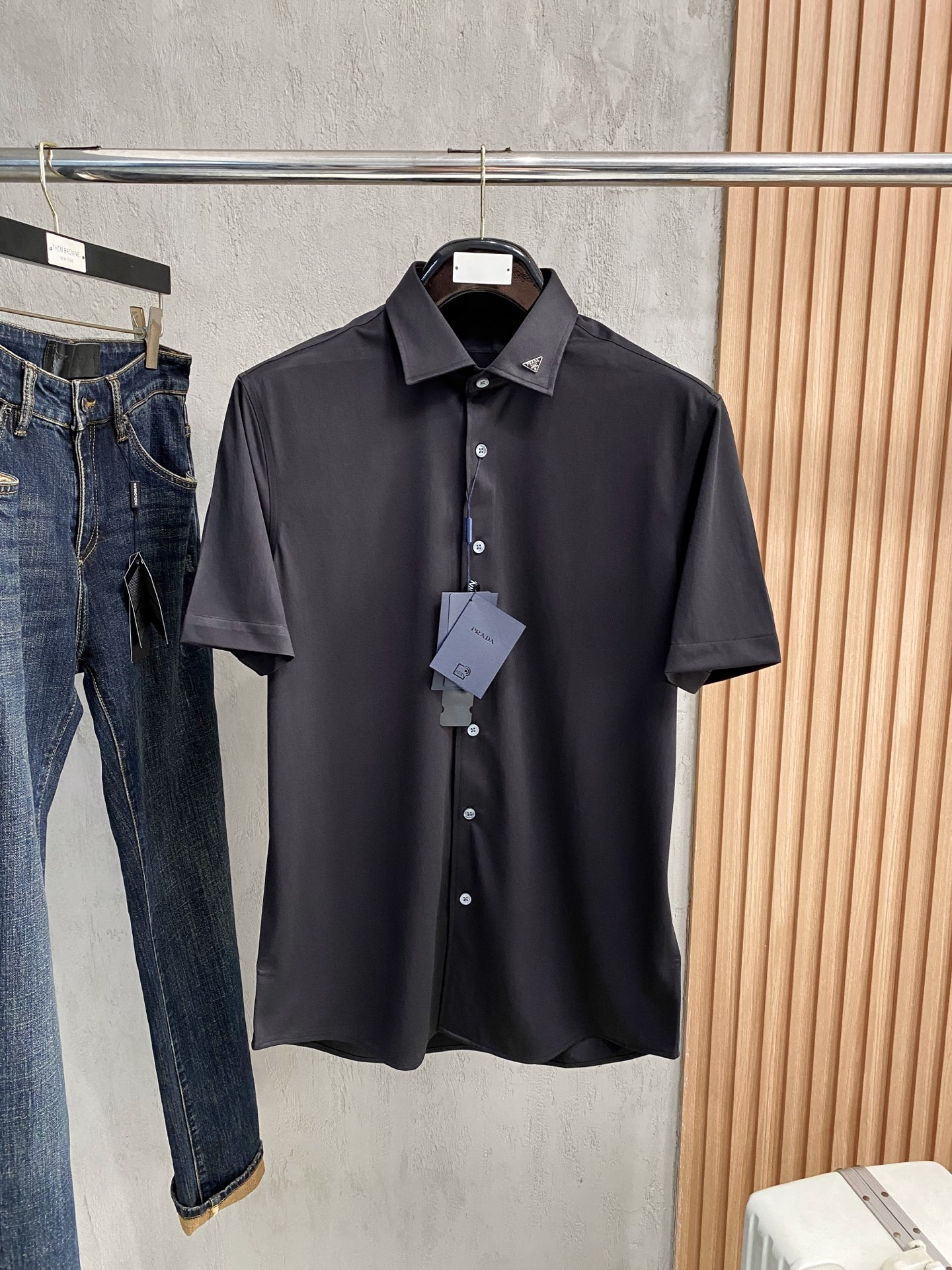 P，P轻盈雅致，短袖衬衫——25年春夏日里的温柔守候短袖衬衫，臻品定制系列的材质、精湛的工艺细节和卓越的